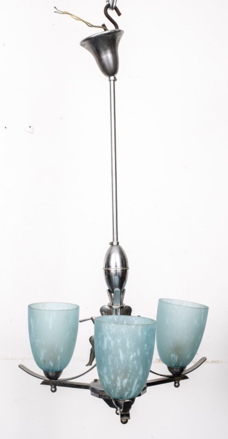 Art-Deco-Kronleuchter aus Stahl und Glas, mit drei Flöte spielenden Jungen und drei Glasschirmen, funktionstüchtig. 29,5