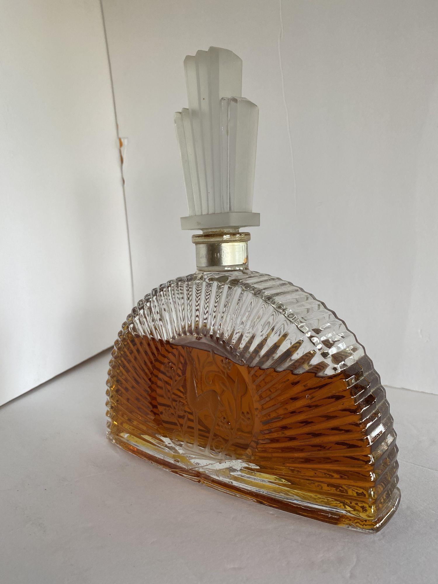 Jugendstil Art Deco Stepped Art Glas Parfümflasche mit Hirschmotiv im Zustand „Hervorragend“ im Angebot in Van Nuys, CA