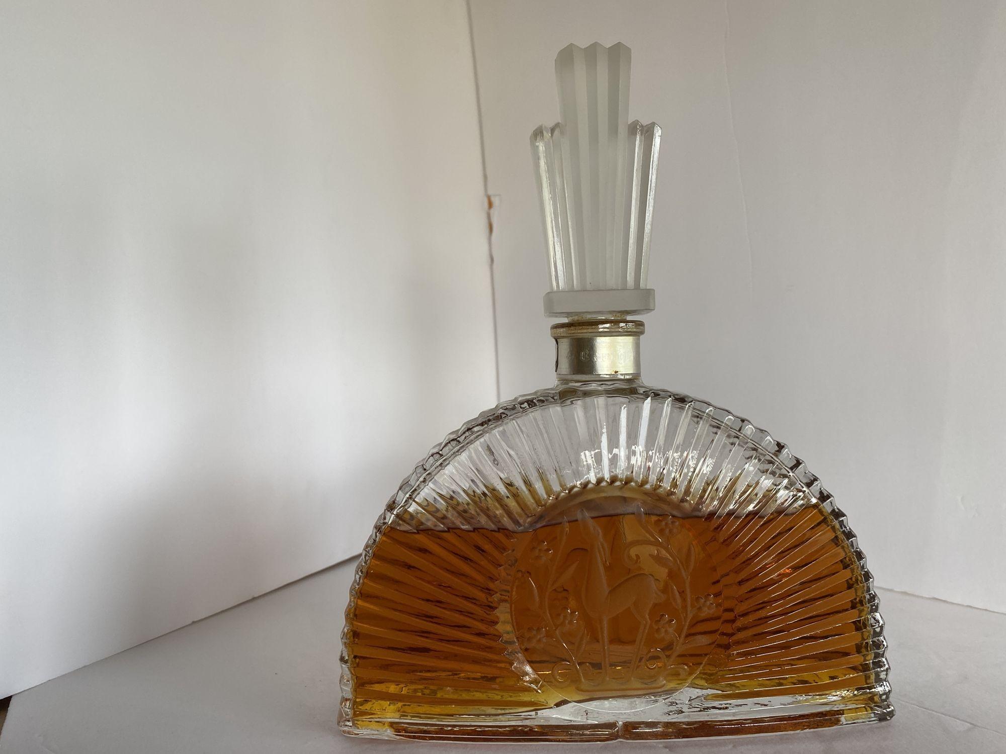 Jugendstil Art Deco Stepped Art Glas Parfümflasche mit Hirschmotiv (Mitte des 20. Jahrhunderts) im Angebot