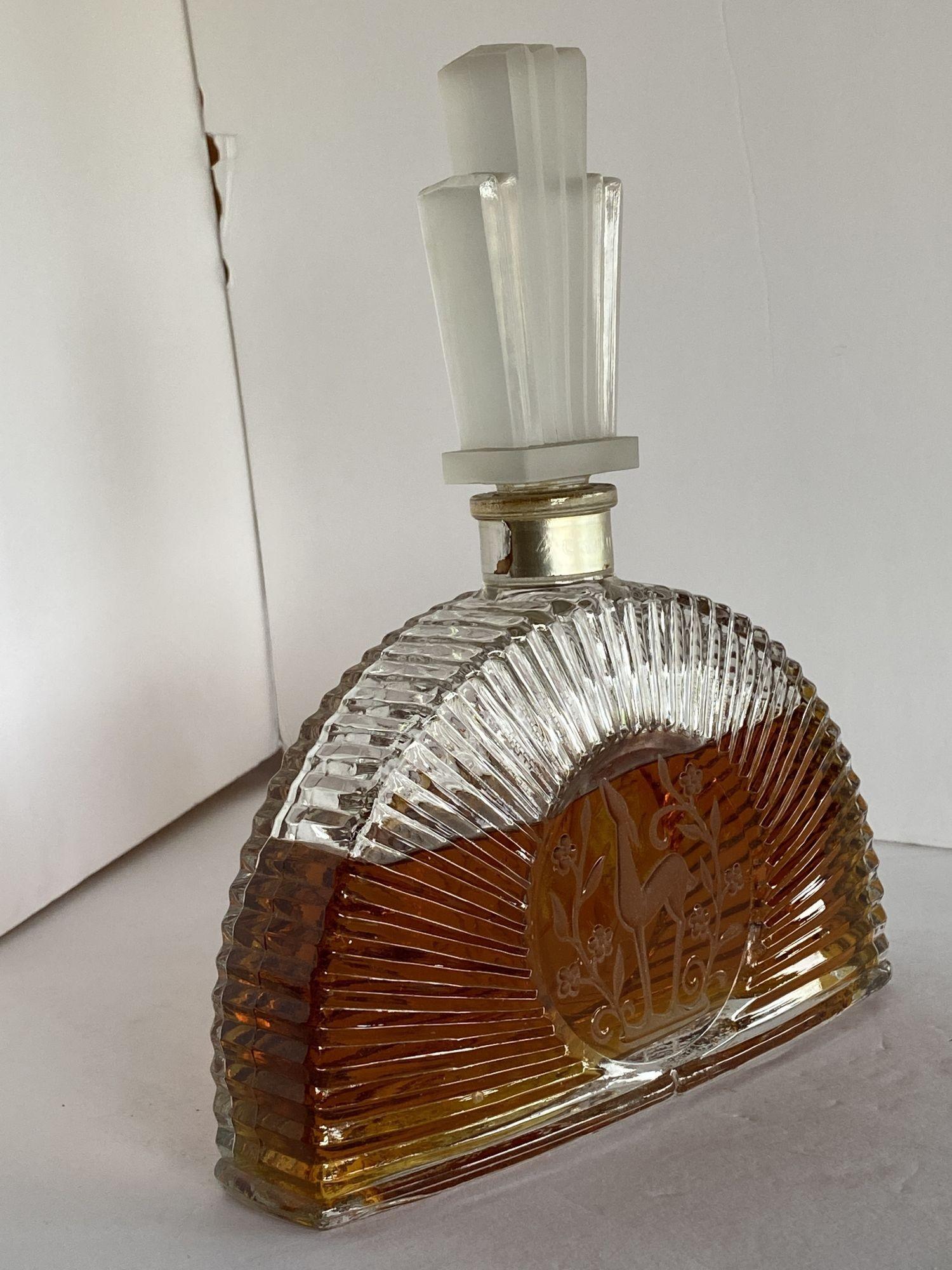 Jugendstil Art Deco Stepped Art Glas Parfümflasche mit Hirschmotiv (Glaskunst) im Angebot