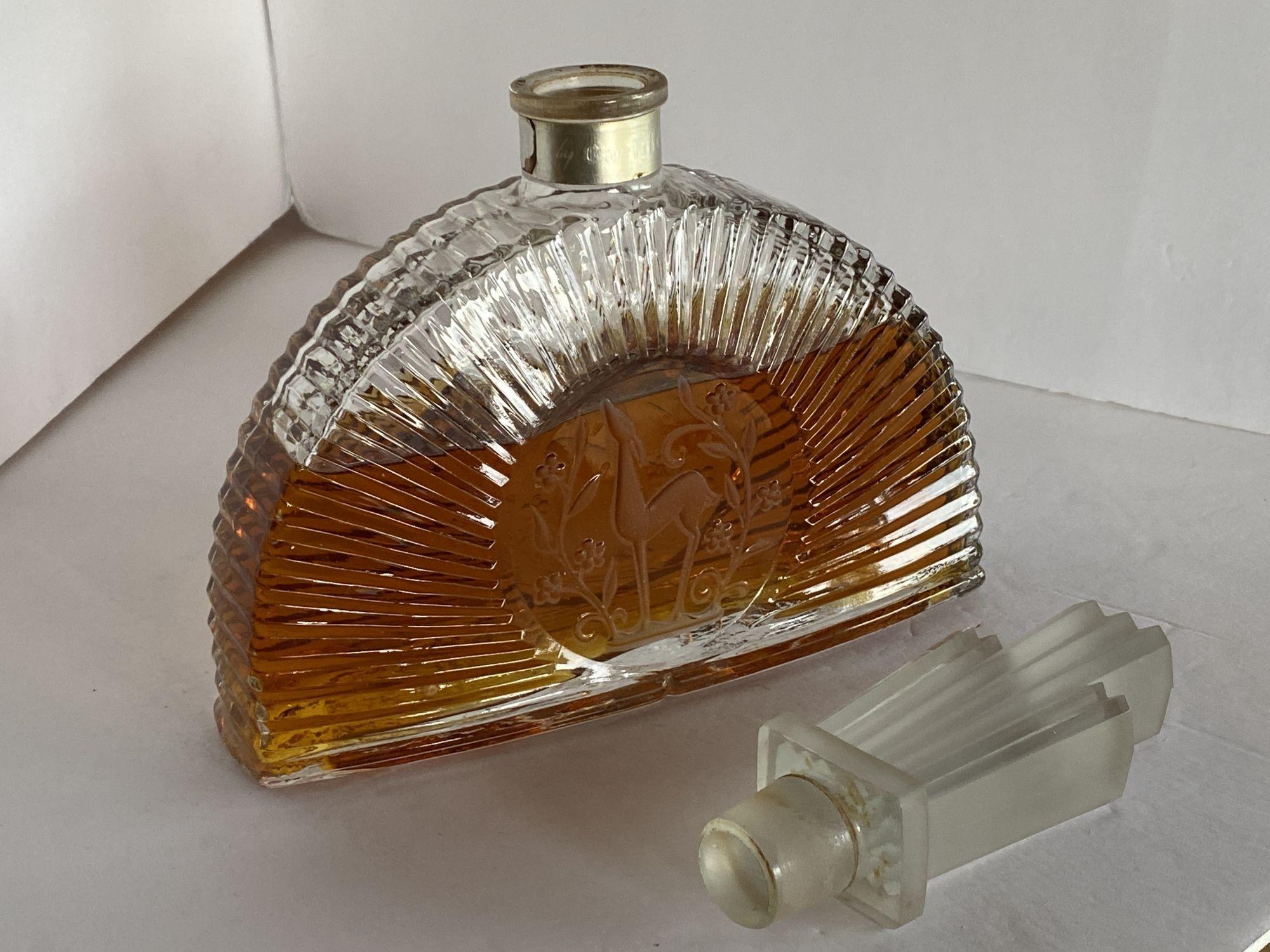 Art Deco Stepped Art Glass Perfume Bottle W/ Deer Motif In Excellent Condition For Sale In Van Nuys, CA