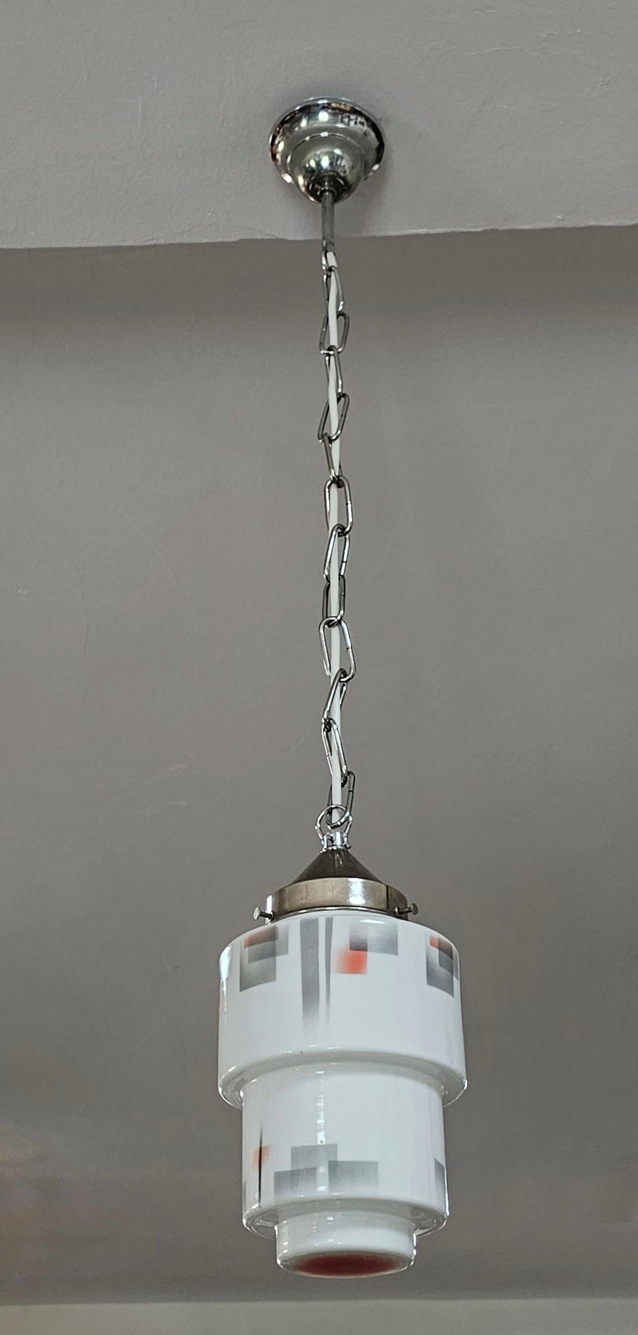 Art-Déco-Wolkenkratzer-Pendelleuchte aus weißem Opalglas mit Stecker, Österreich 1930er Jahre im Zustand „Gut“ im Angebot in Beograd, RS