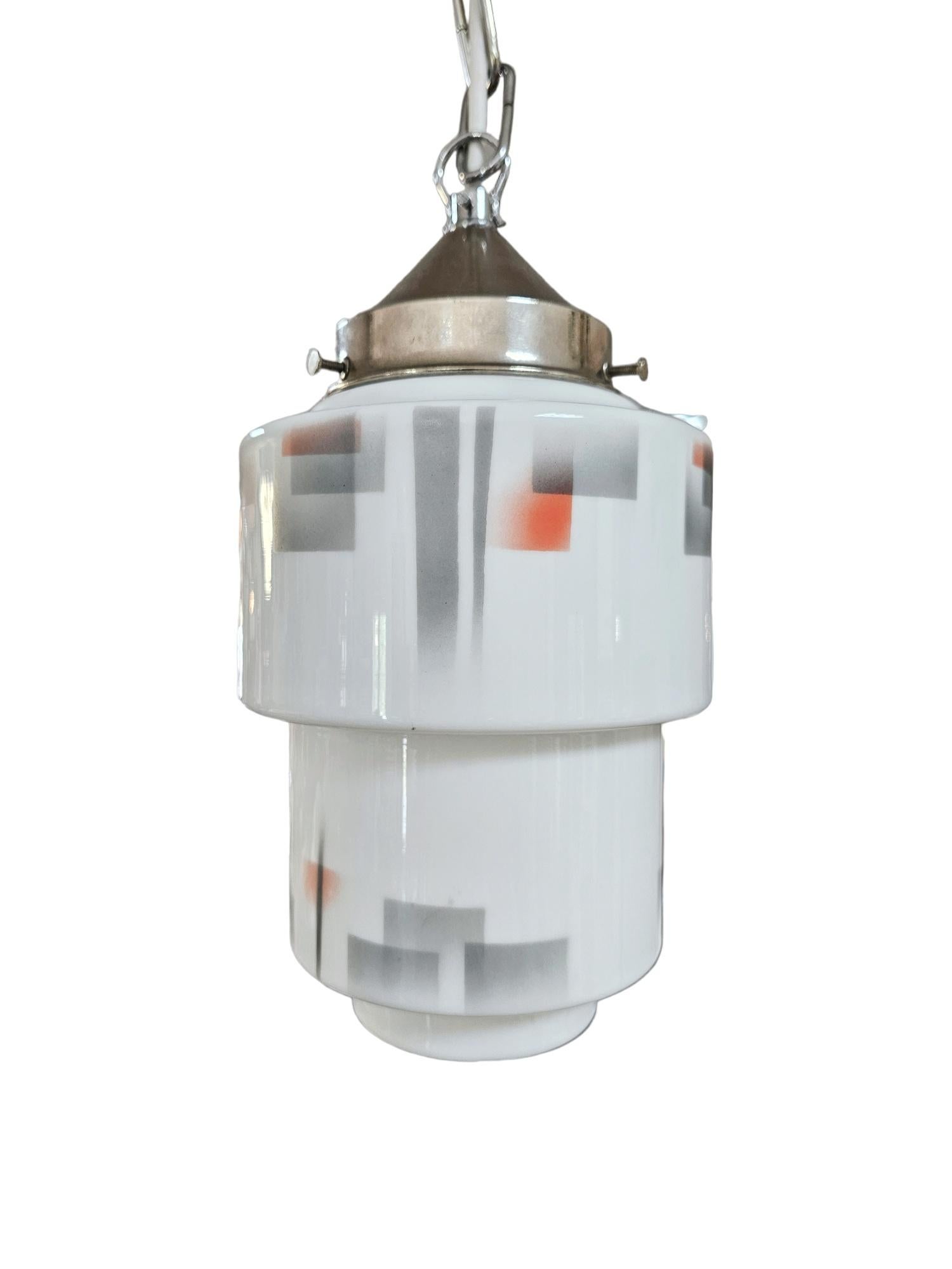 Milieu du XXe siècle Lampe à suspension Art Déco gratte-ciel à gradins en verre opalin blanc, Autriche, années 1930 en vente