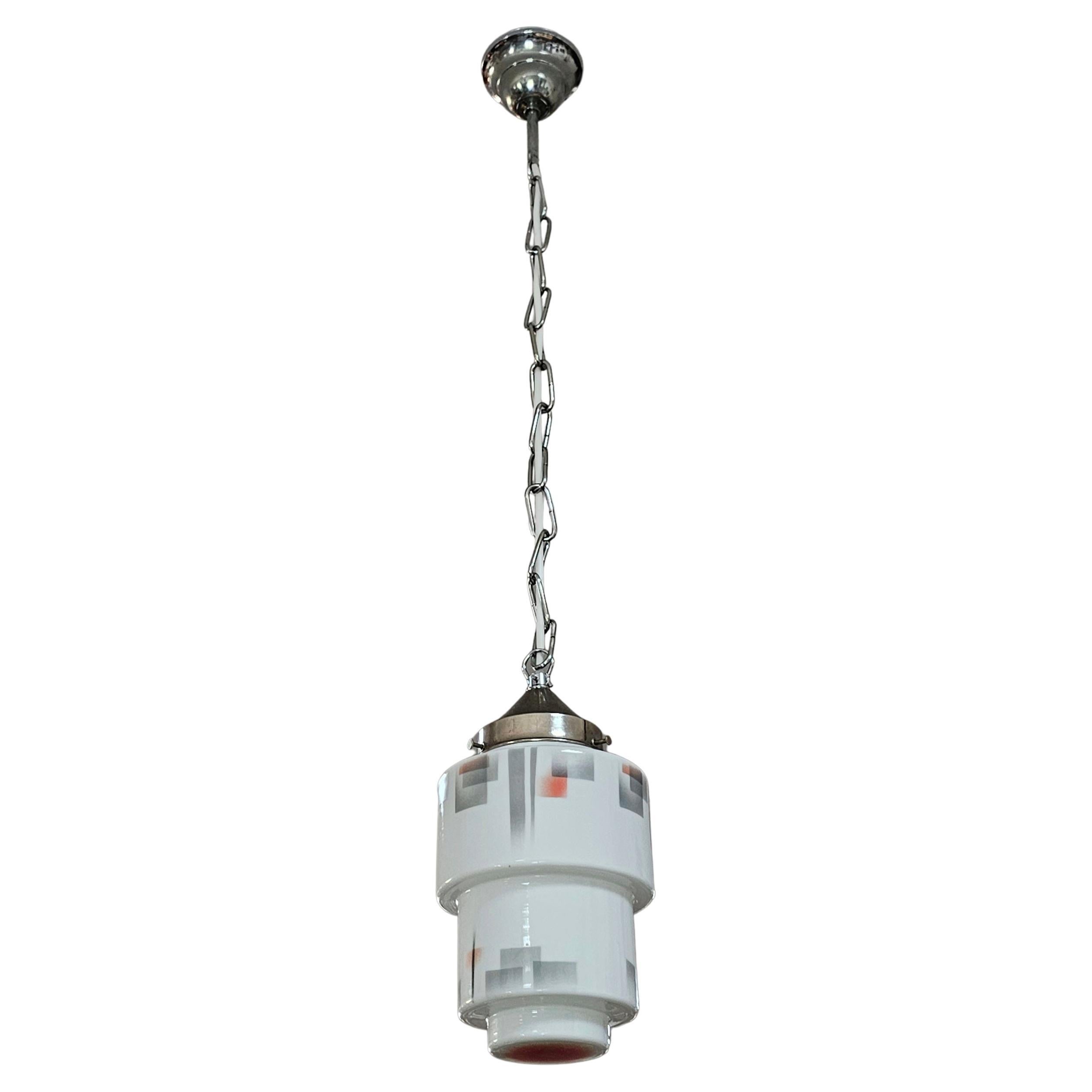 Lampe à suspension Art Déco gratte-ciel à gradins en verre opalin blanc, Autriche, années 1930 en vente