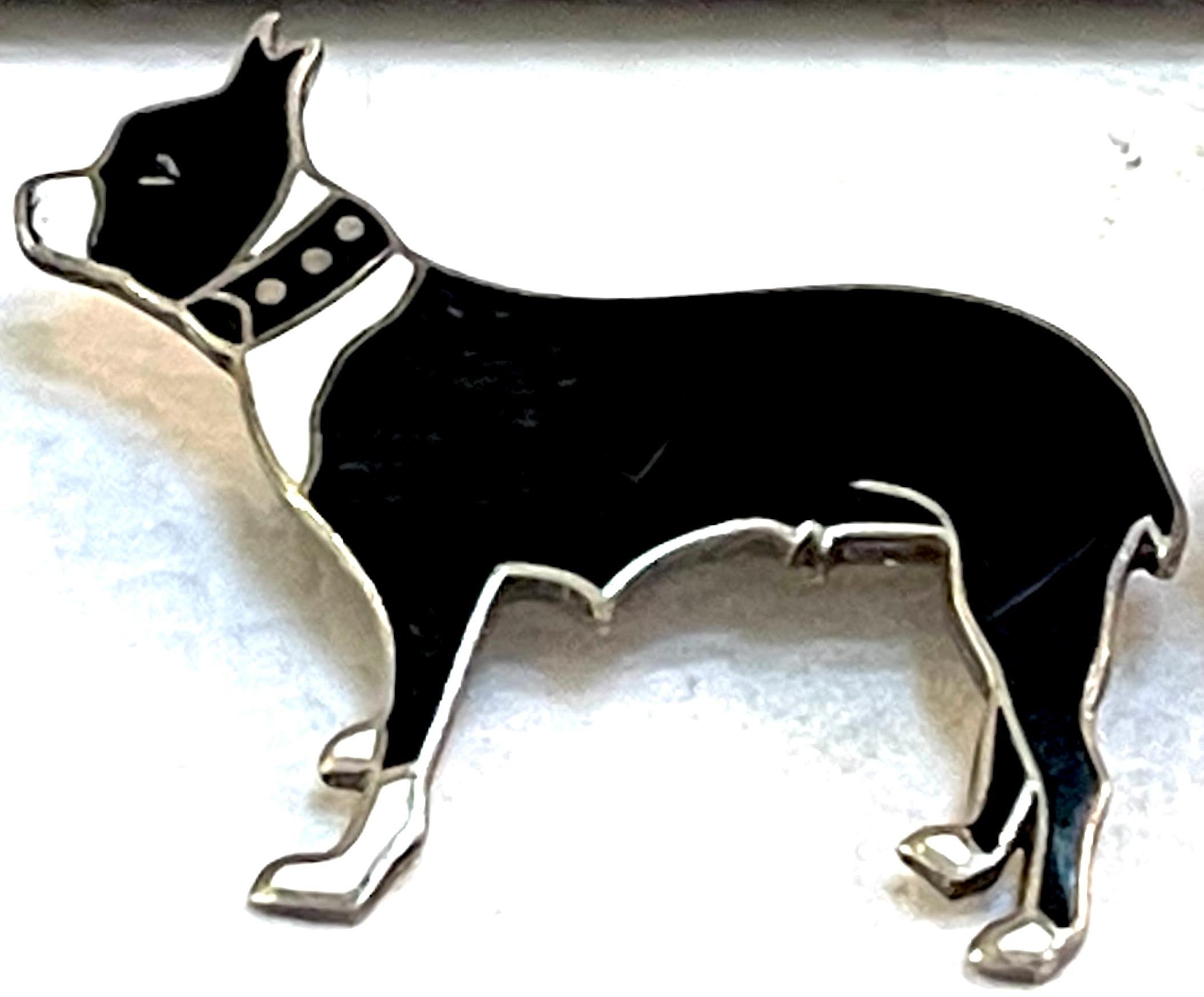 Schwarz-weiße Bostoner Terrier-Anstecknadel aus Sterling und Emaille im Art déco-Stil, von Thomae Co. 
CIRCA 1930er Jahre, gestempelt  Thomae Co Attleboro MA Sterling'.

Diese exquisite Anstecknadel aus Sterlingsilber und Emaille ist ein