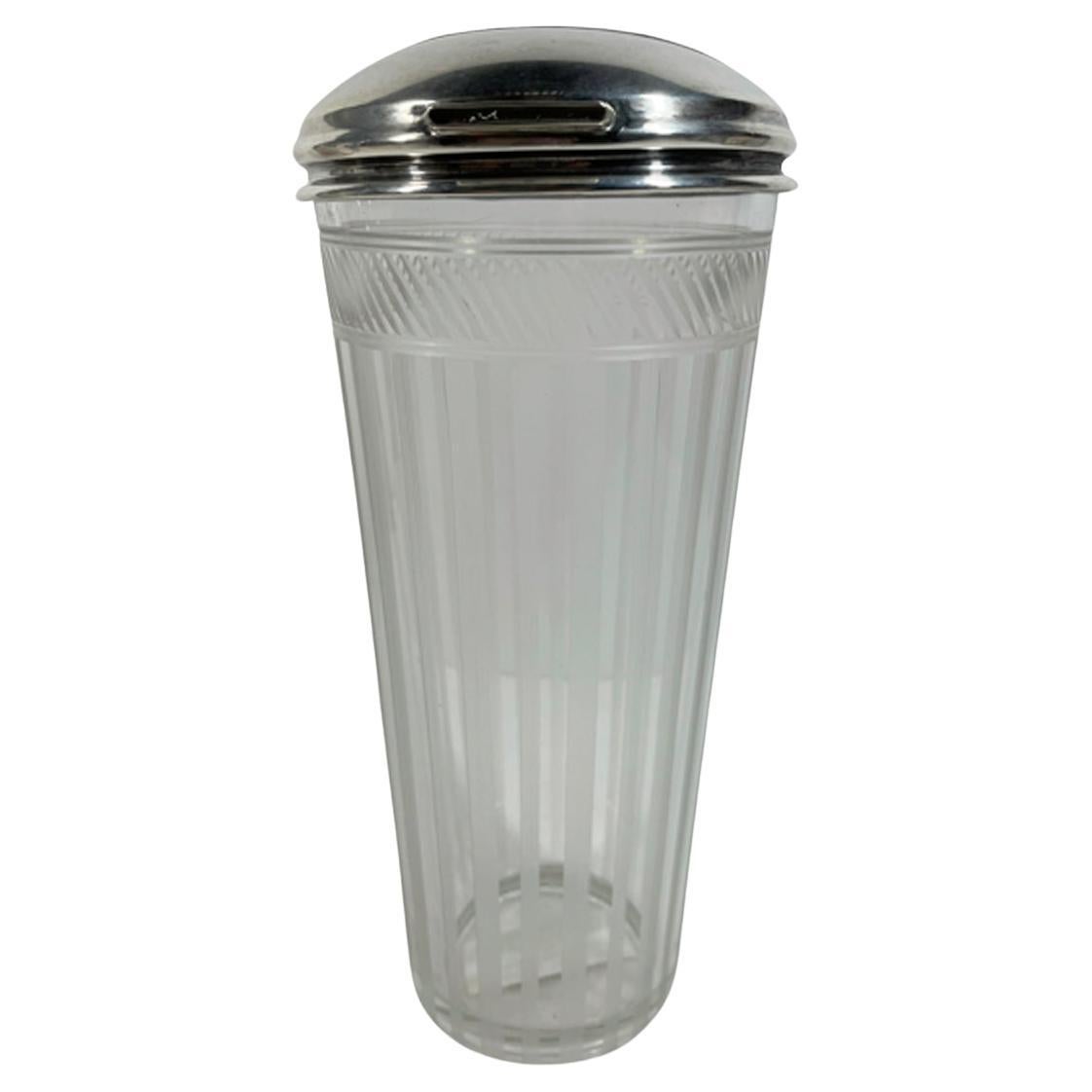 Brocca per cocktail in vetro acidato Art Déco con bande verticali di linee strette sotto una banda di linee diagonali tra una coppia di linee, il vetro affusolato con un'apertura superiore in argento sterling per riempire e mescolare e con una