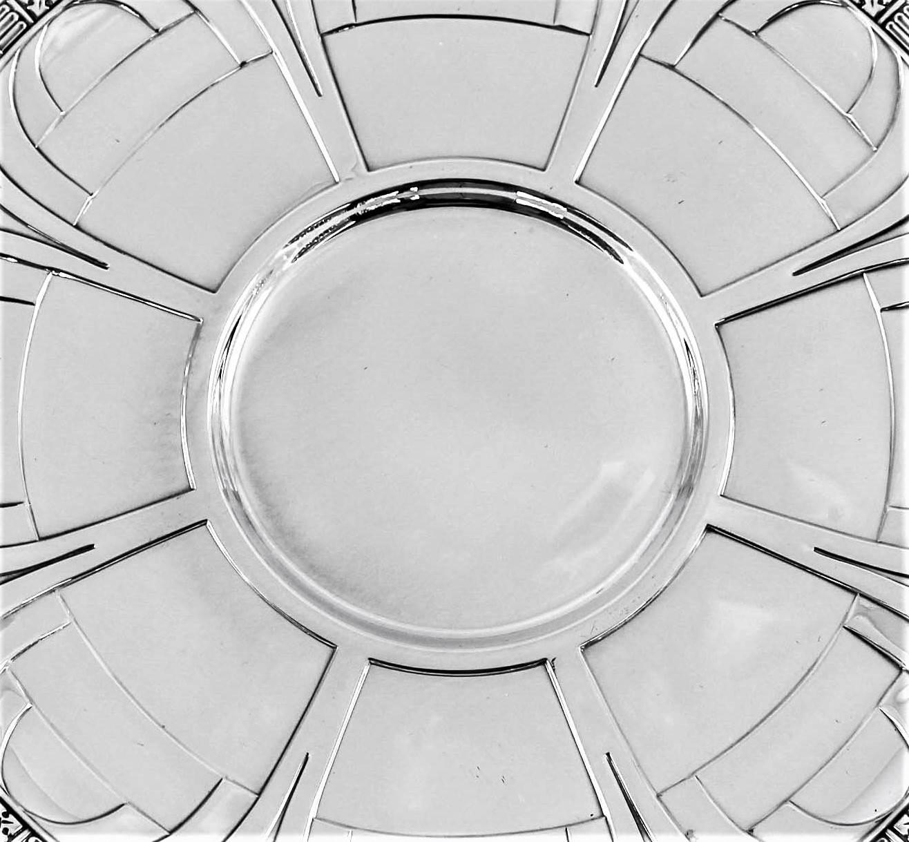 Think F. Scott Fitzgerald, Chrysler Building and Big Band, it was the roaring 1920s and Art Deco was at its height. Here’s a piece of Americana from that glorious period; this fabulous dish. The design screams Art Deco! With its symmetrical lines