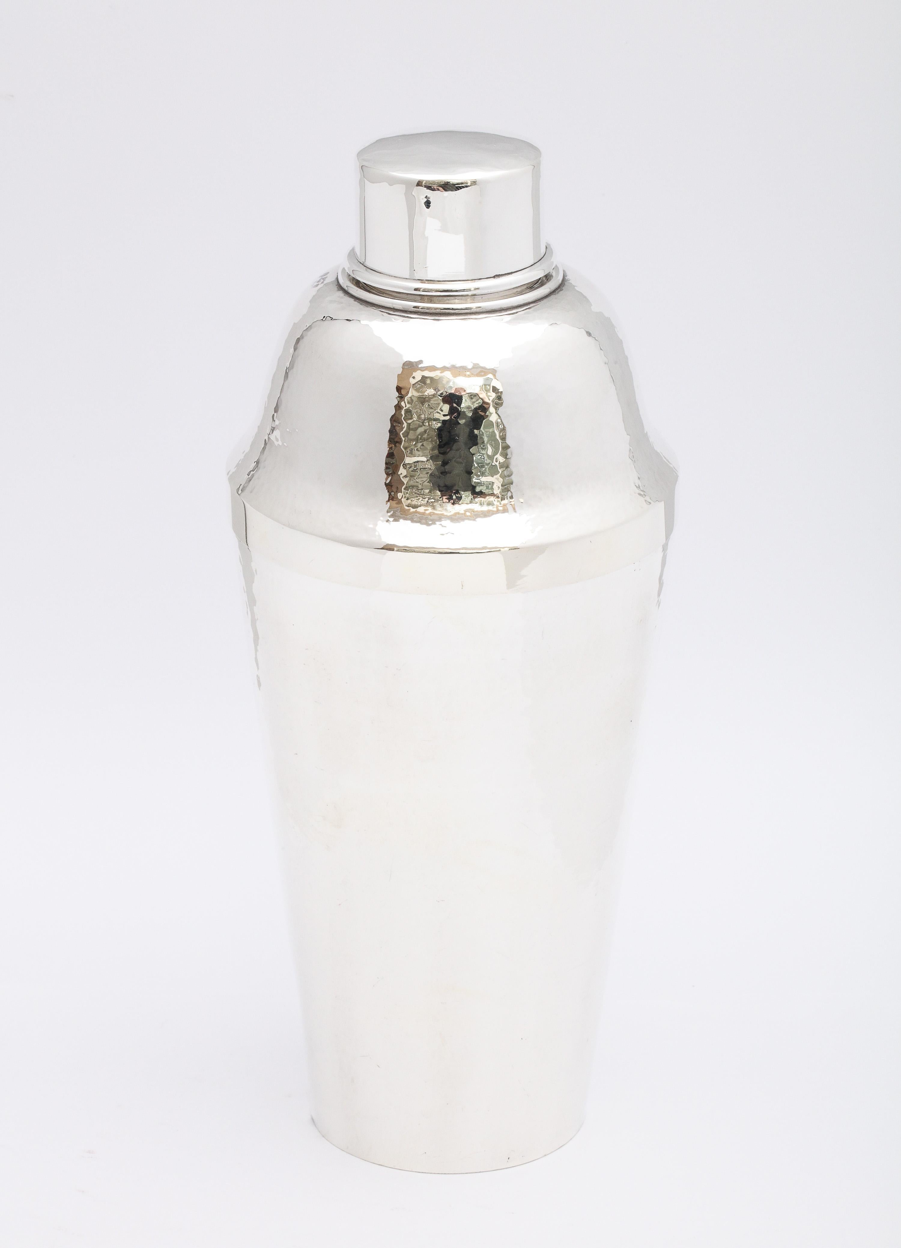 Art Deco, sterling silver (.950) cocktail shaker, Japan, circa 1930s, Suzuyo, maker. The body is lightly hammered; the lid is not hammered. Measures 9 1/4 inches high x 4 inches diameter (at widest point). Weighs 13.705 troy ounces. Dark spots in