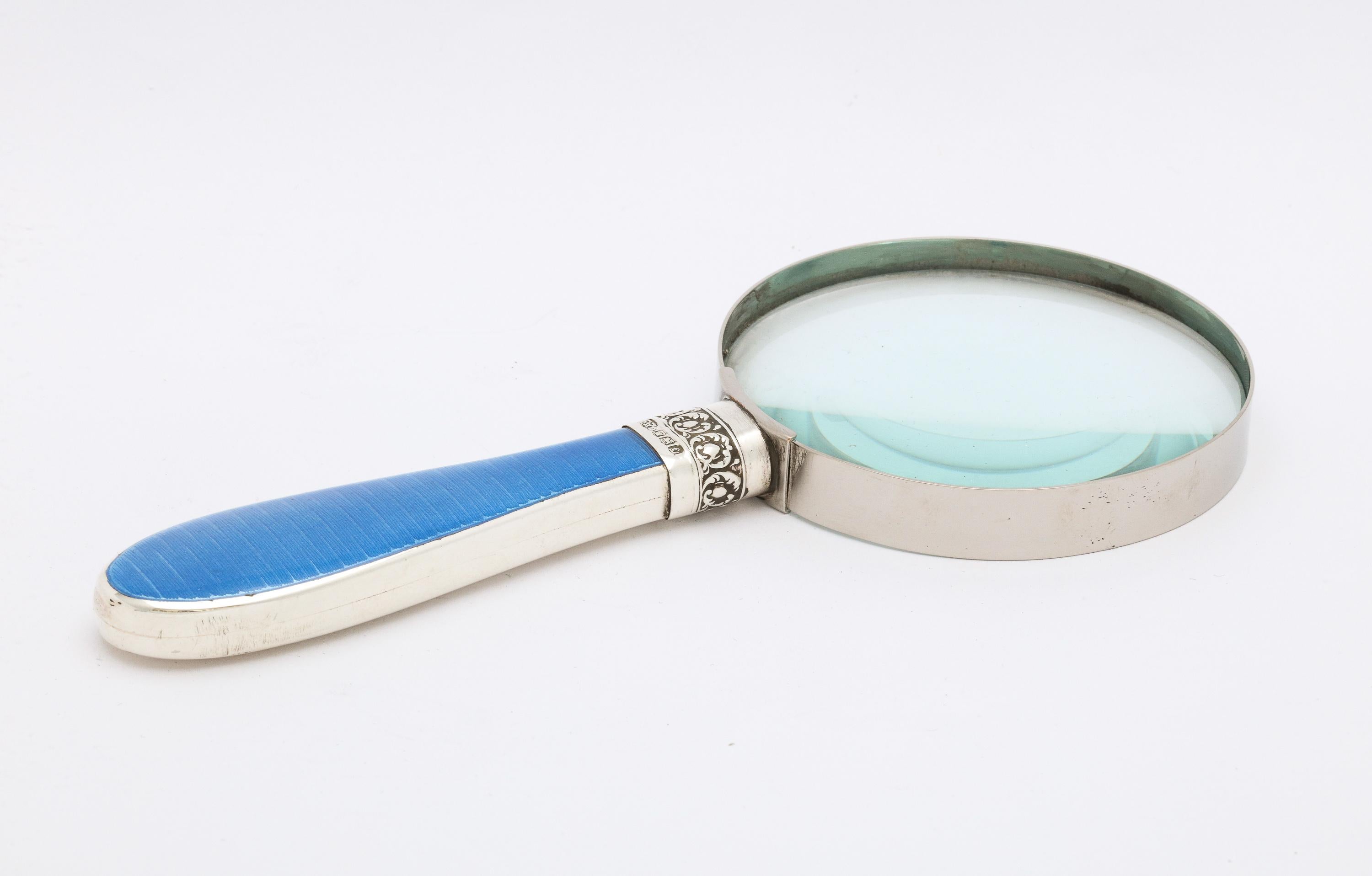 Verre grossissant Art Déco monté sur argent sterling et émail bleu guilloché en vente 3