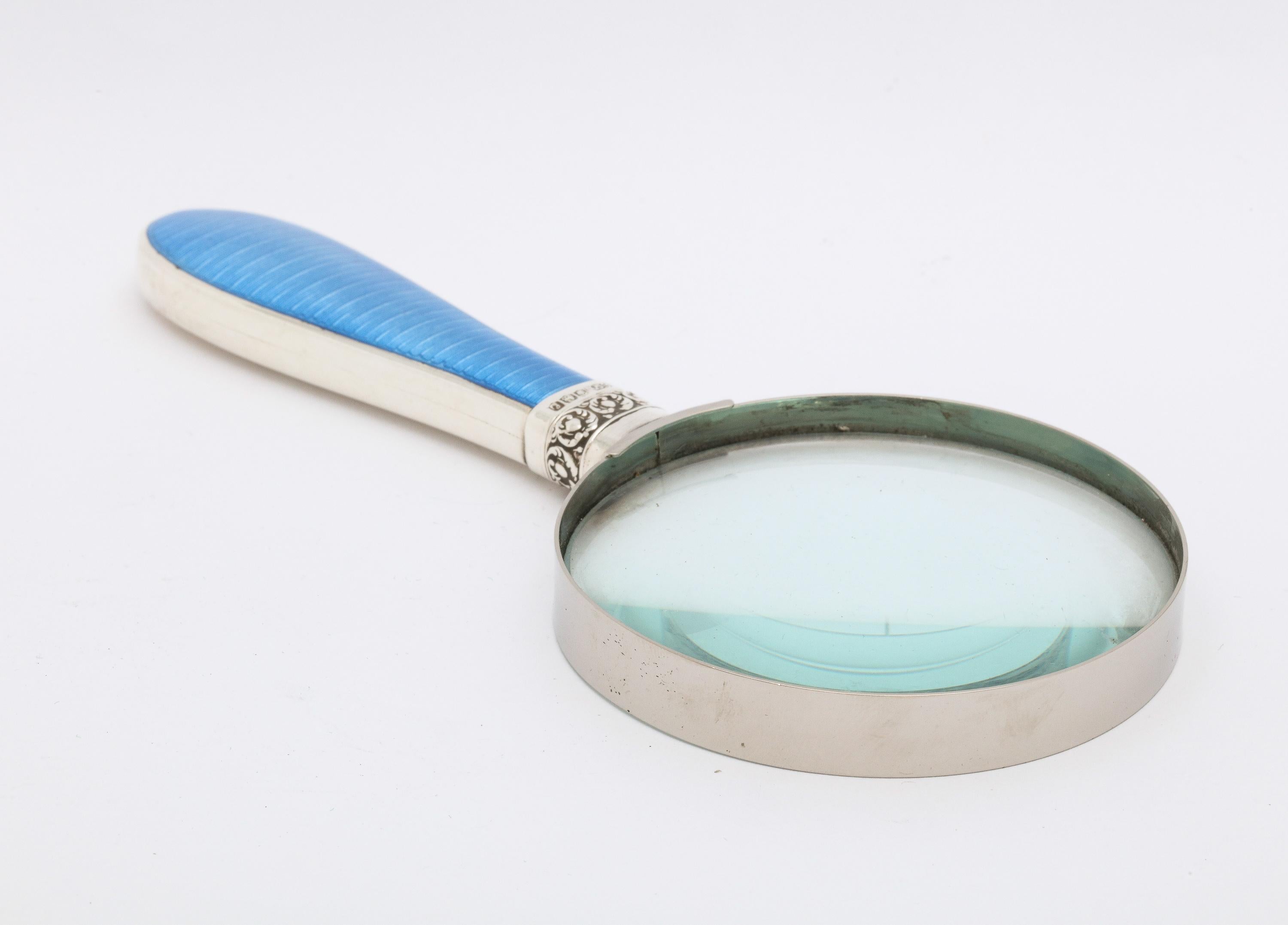 Verre grossissant Art Déco monté sur argent sterling et émail bleu guilloché en vente 4