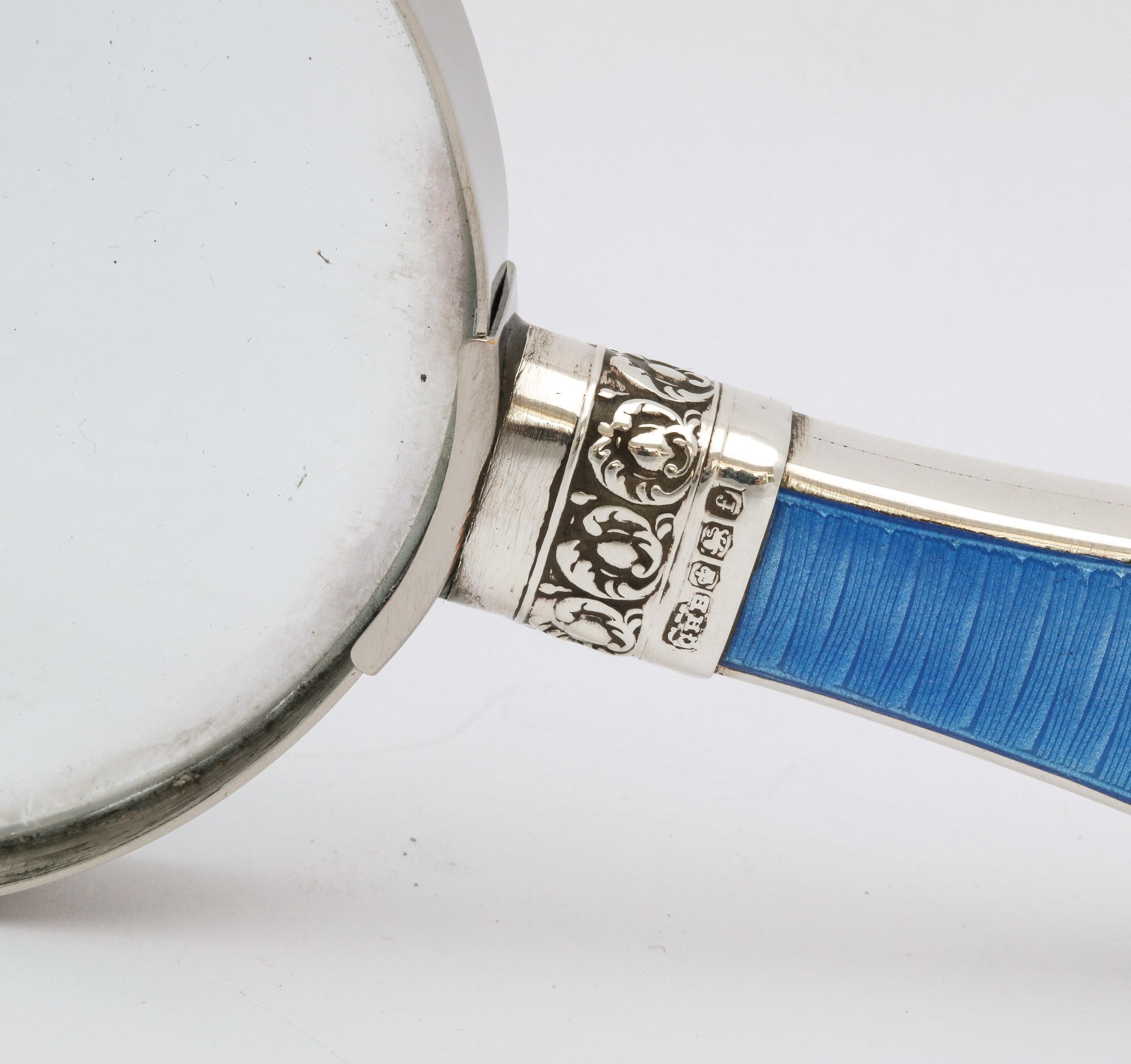 Anglais Verre grossissant Art Déco monté sur argent sterling et émail bleu guilloché en vente