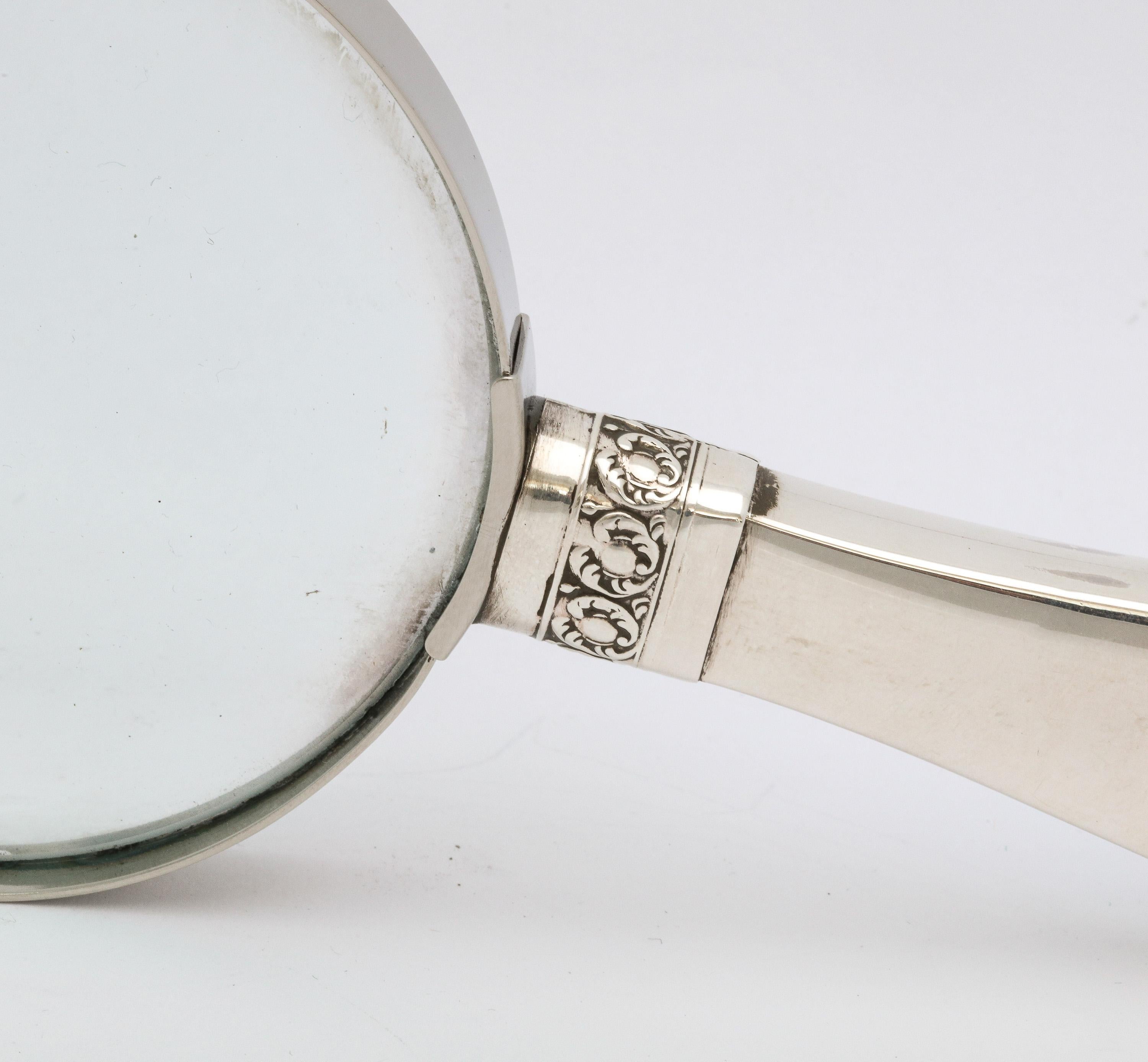 Verre grossissant Art Déco monté sur argent sterling et émail bleu guilloché en vente 1