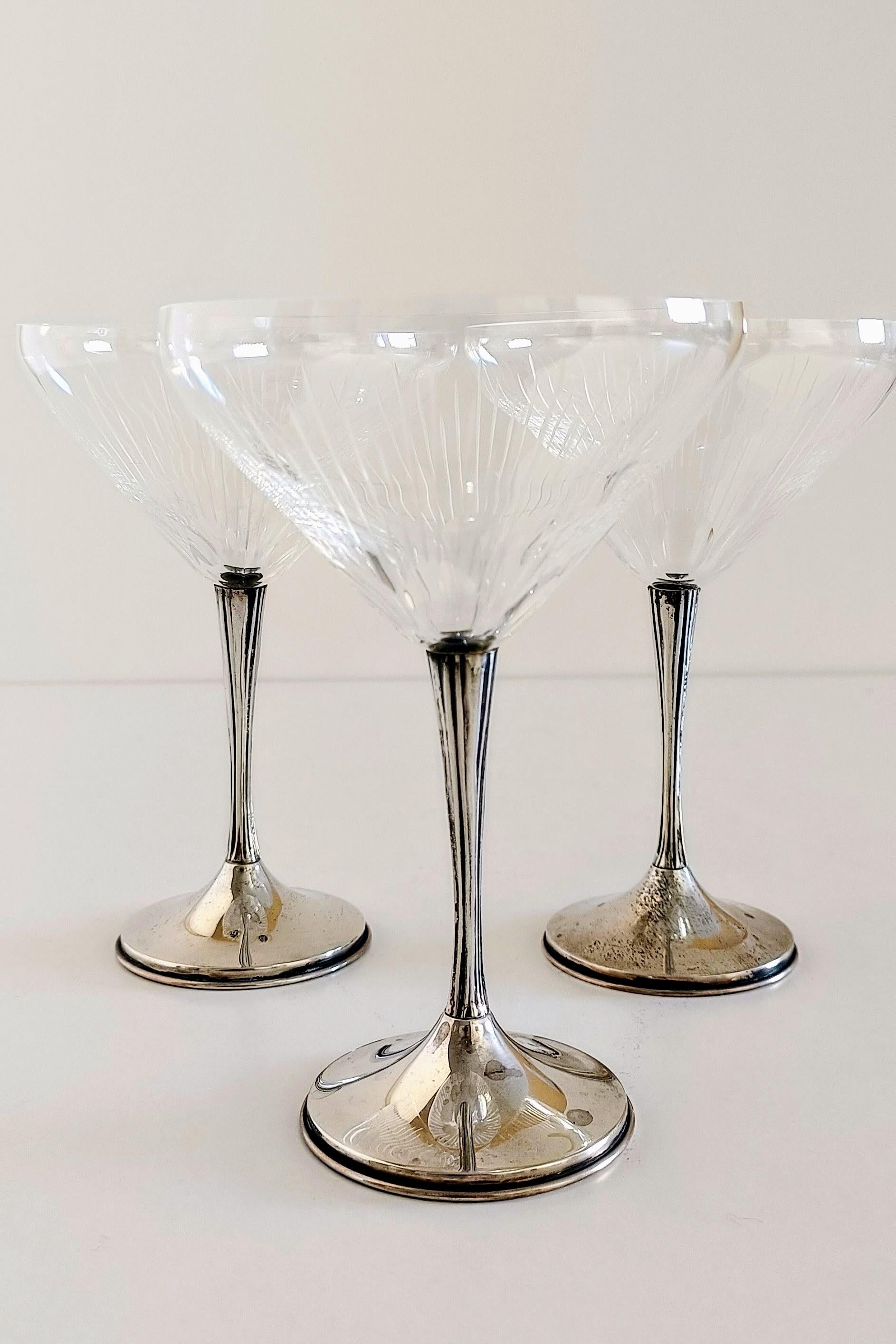 Eleva cada brindis con elegancia atemporal

Presentamos un exquisito juego de tres copas de champán Art Decó, una auténtica celebración de la artesanía y la sofisticación. Fabricadas a mano en España en la década de 1930, estas impresionantes piezas
