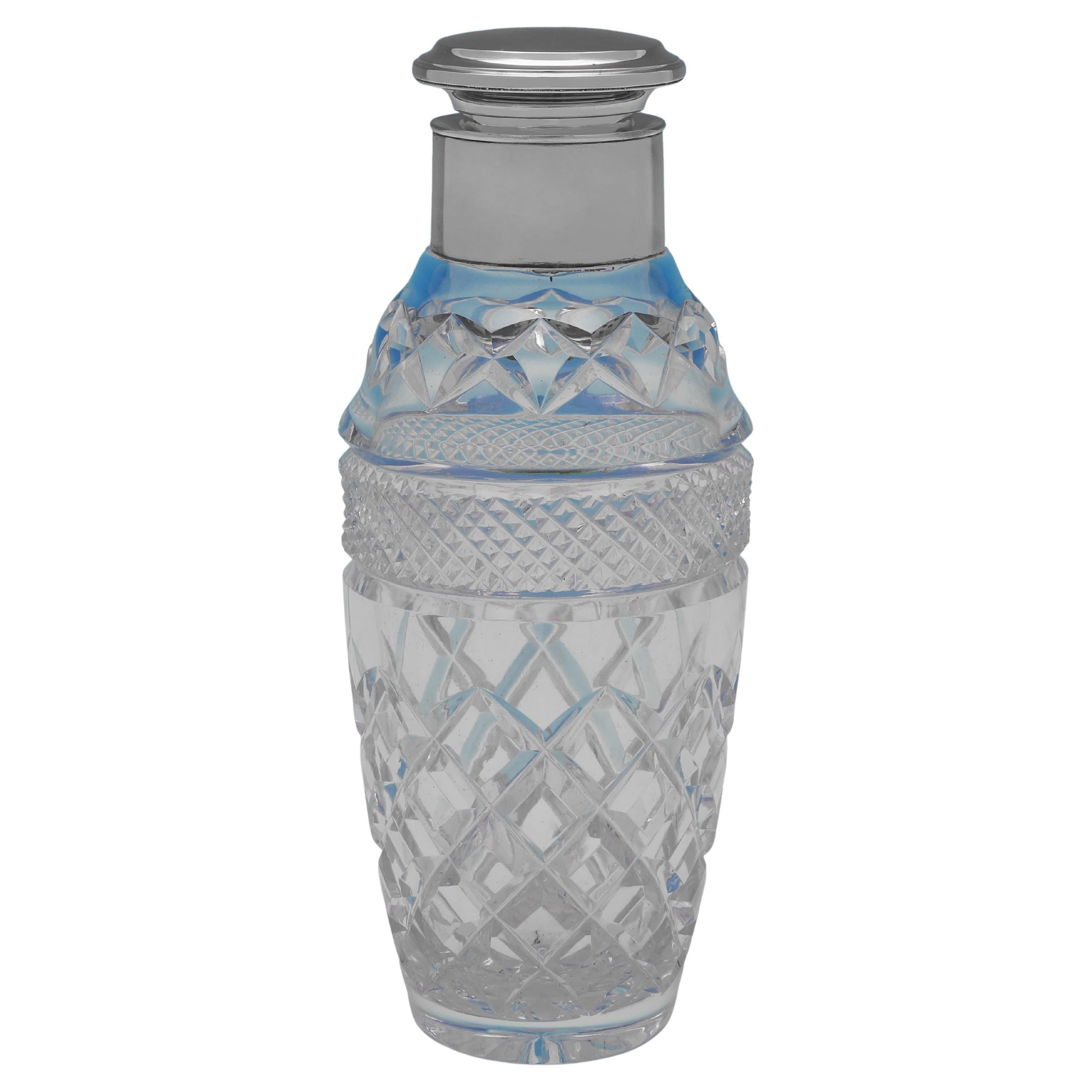 Coctelera Art decó de plata de ley y cristal tallado fabricada en 1927