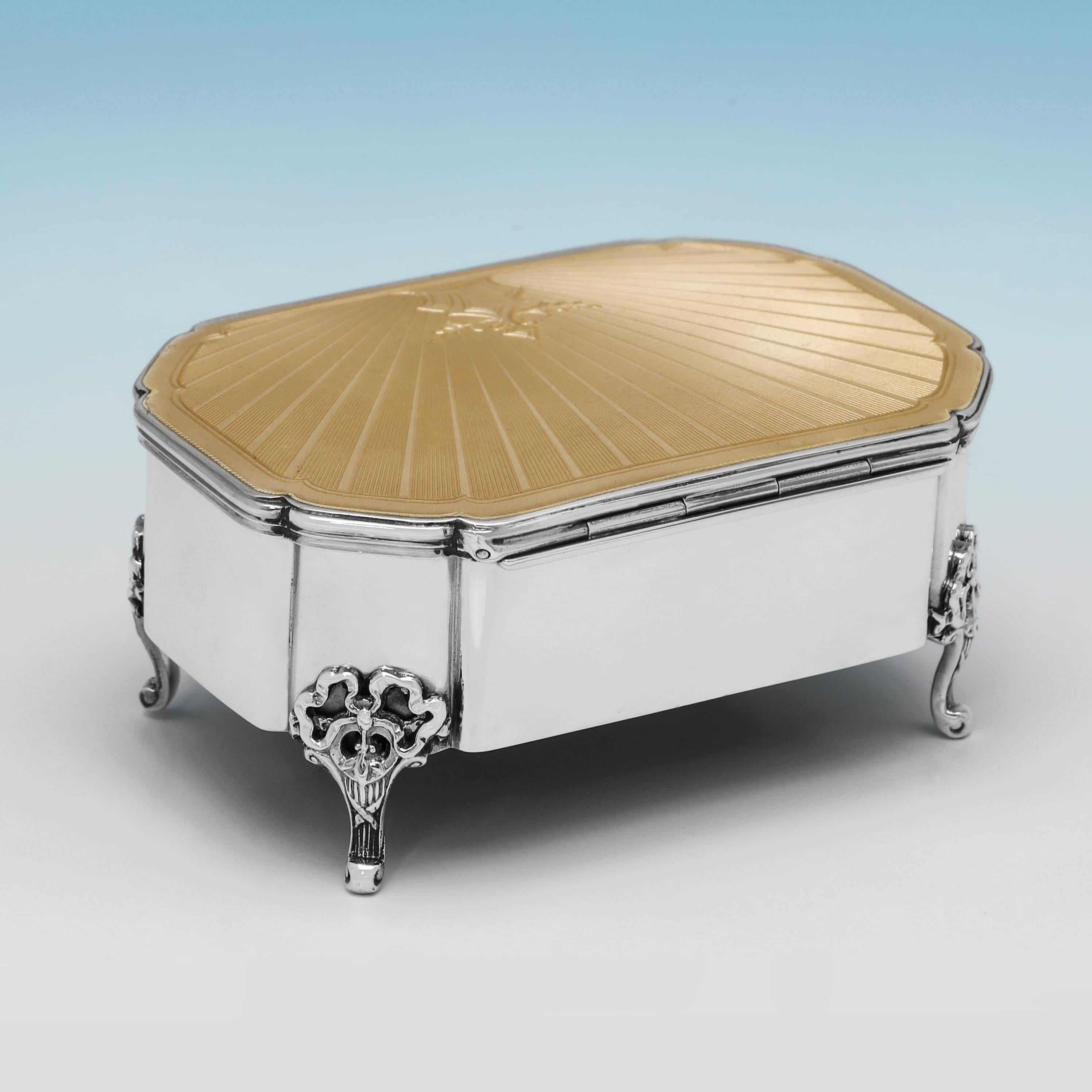 Poinçonnée à Londres en 1936 par Richard Comyns, cette élégante boîte à bijoux en argent sterling d'époque George VI est dotée d'un couvercle en émail guilloché de couleur or, d'une doublure de couleur havane et repose sur quatre pieds ornés de