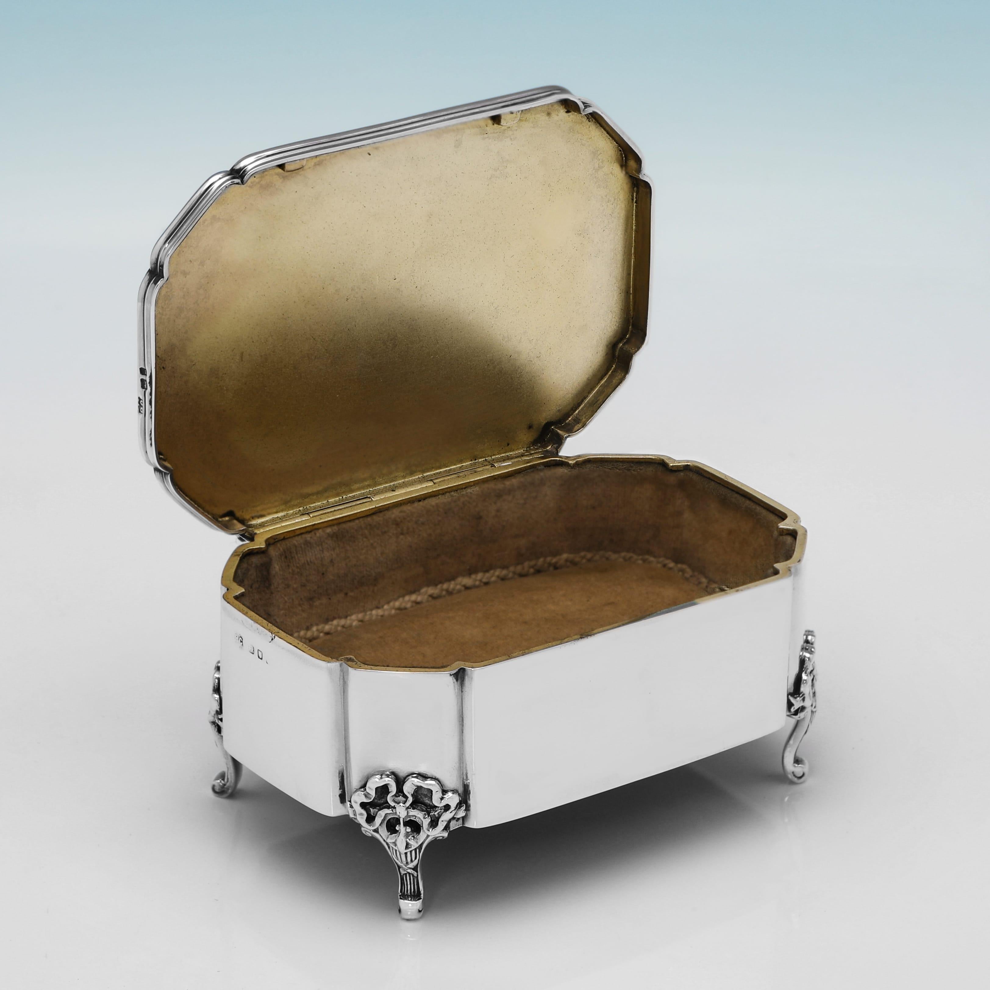 Anglais Boîte à bijoux Art déco en argent sterling et émail fabriquée à Londres en 1936 en vente