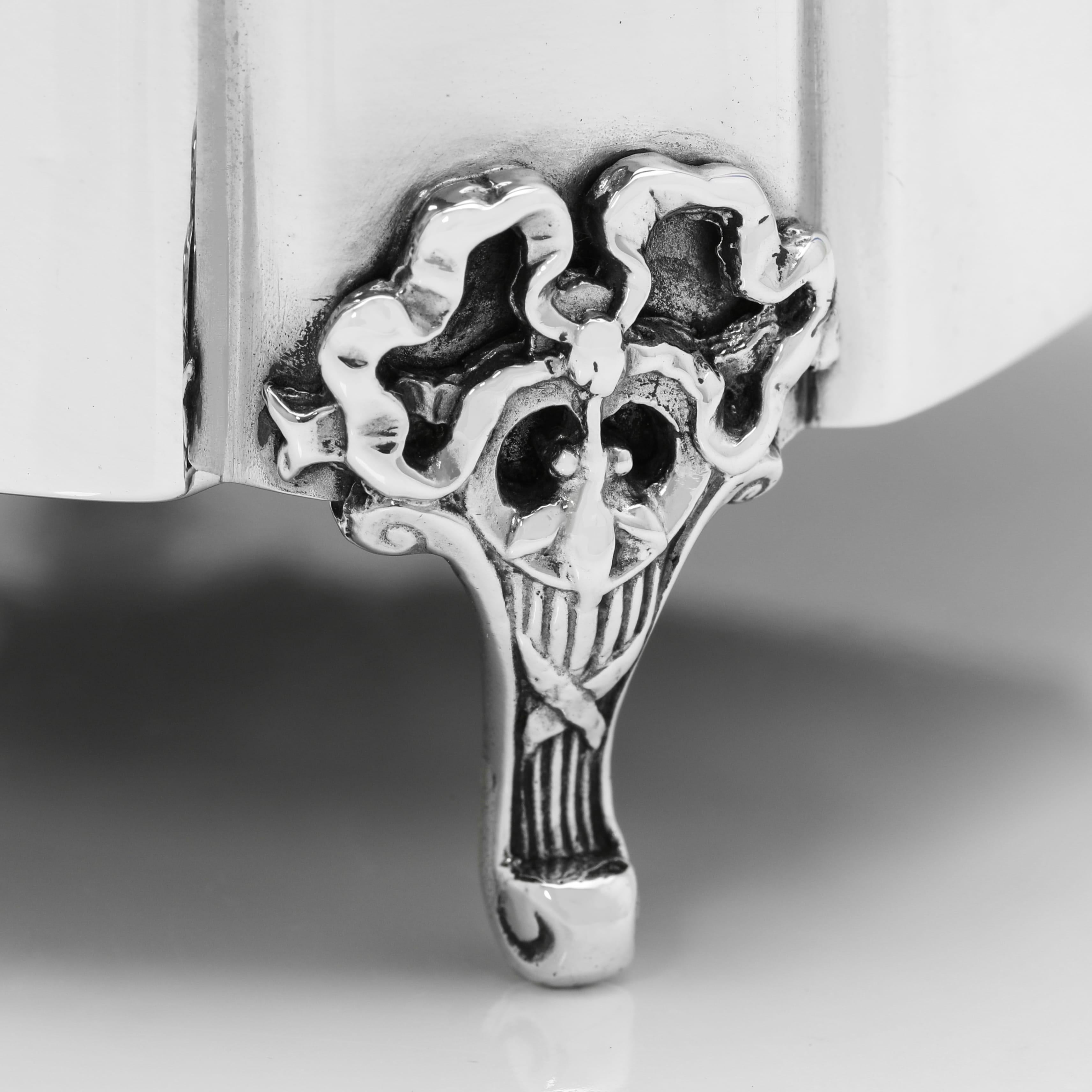 Milieu du XXe siècle Boîte à bijoux Art déco en argent sterling et émail fabriquée à Londres en 1936 en vente