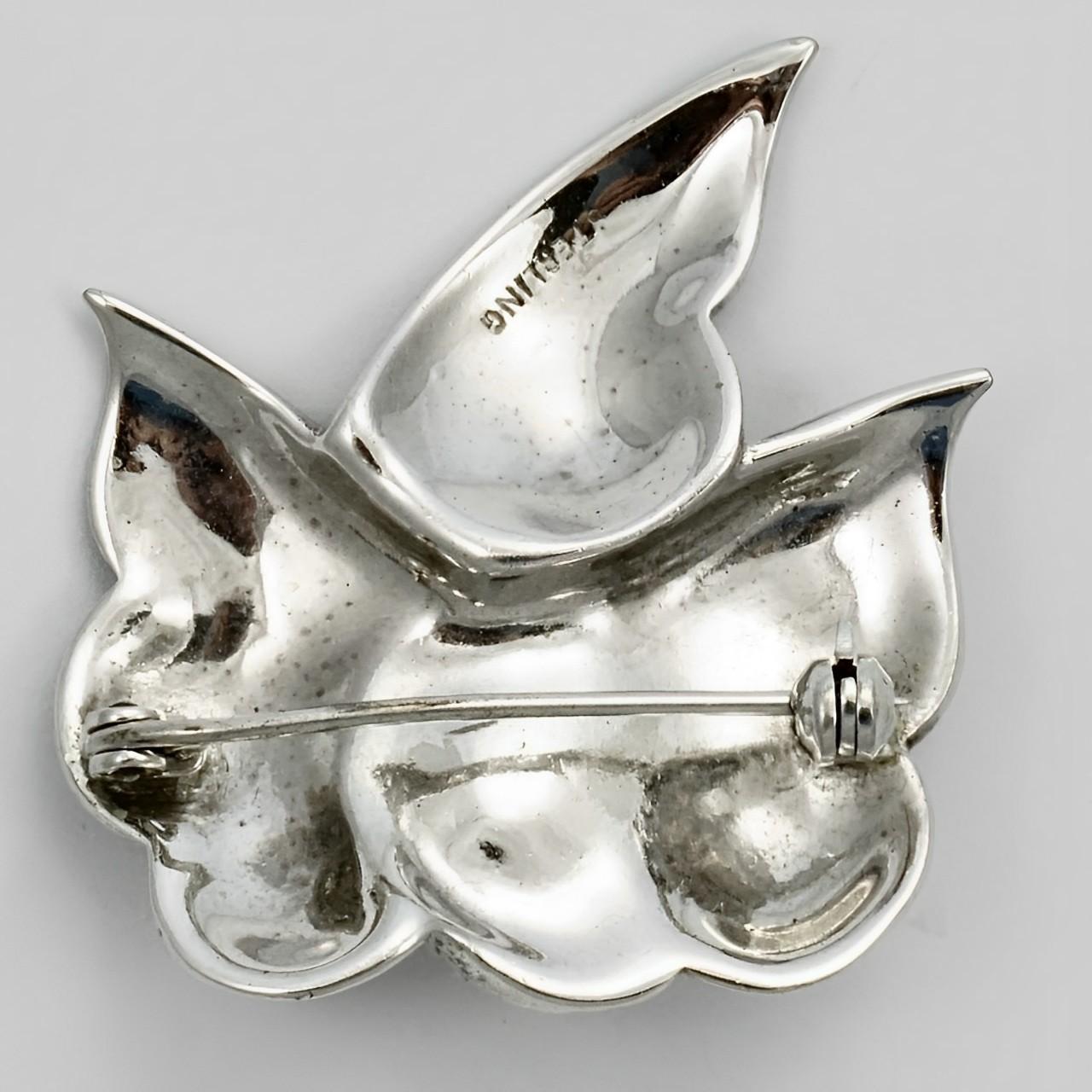 Beautiful Art Deco sterling silver textured leaf brooch studded with marcasites. The back is smooth. Measuring length 3.7 cm / 1.45 inches by width 3.5 cm / 1.37 inches. There is wear as expected. There are five replacement marcasites.

This is a