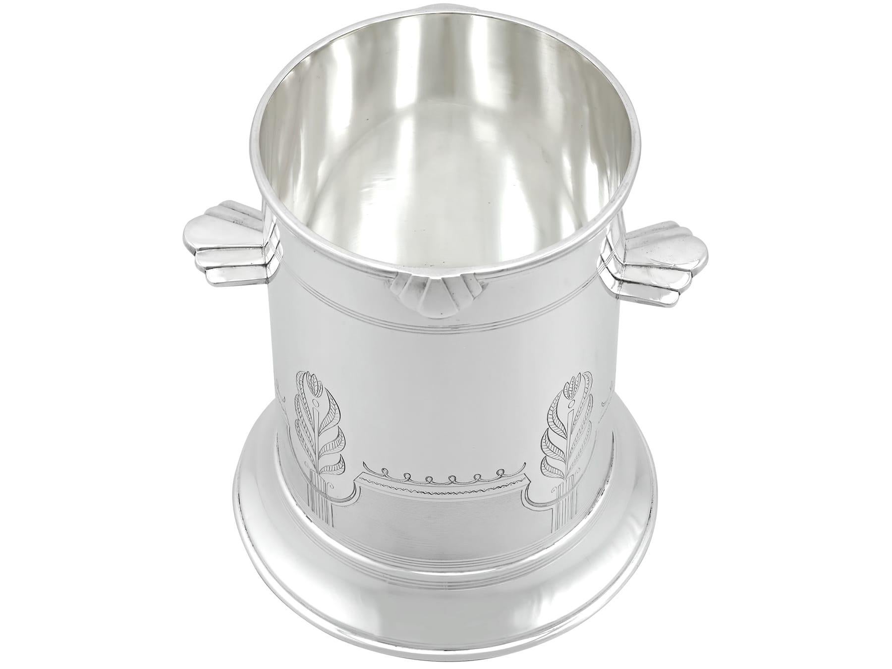 An exceptional, fine and impressive vintage George VI English sterling silver Art Deco bottle coaster; an addition to our ornamental silverware collection

This exceptional vintage George VI sterling silver coaster has a plain cylindrical form to
