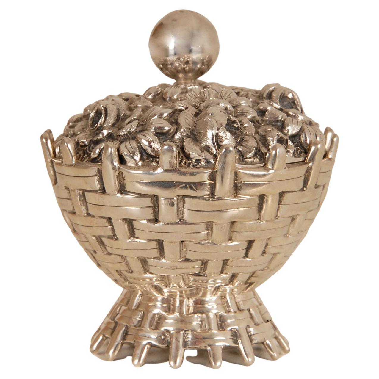 Art Deco silver decorative box -Jewelry box - bonbon box
Style: Art deco, vintage, antique, Portugees, neoclassical, Mid Century
The body of the box depicting a woven basket
Its cover is modeled as a bunch flowers and a sphere knob finial
On the