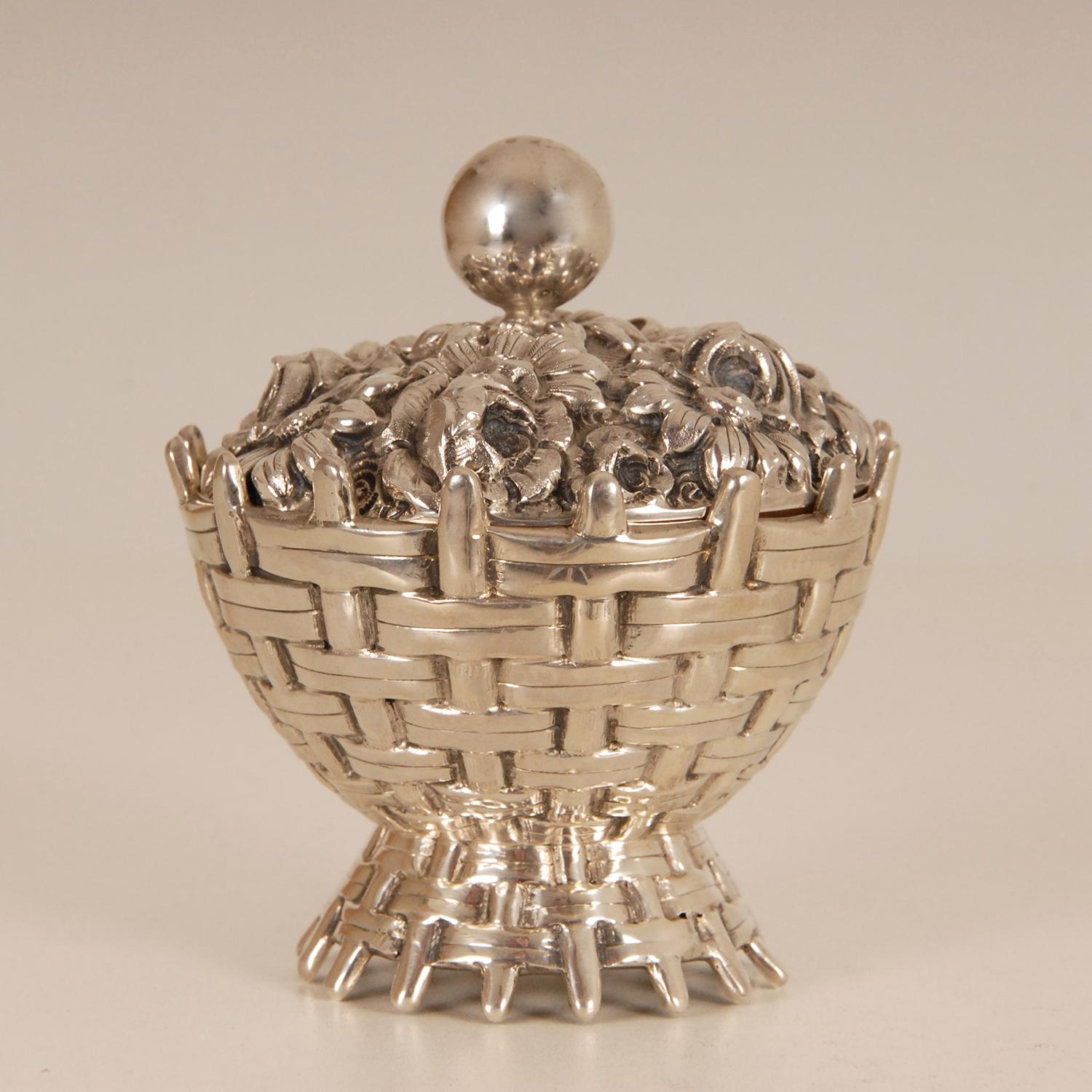 Art Deco Sterling Silver Box Flower Basket Cover Gold Gilt Vermeil interior  Bon état - En vente à Wommelgem, VAN