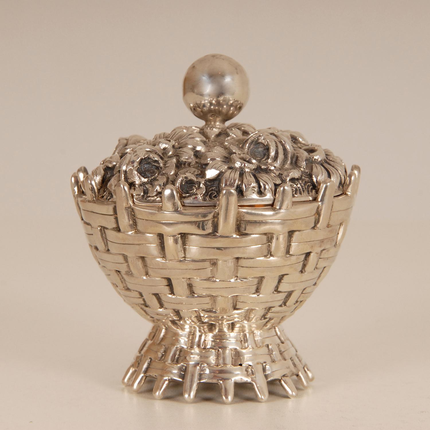 20ième siècle Art Deco Sterling Silver Box Flower Basket Cover Gold Gilt Vermeil interior  en vente