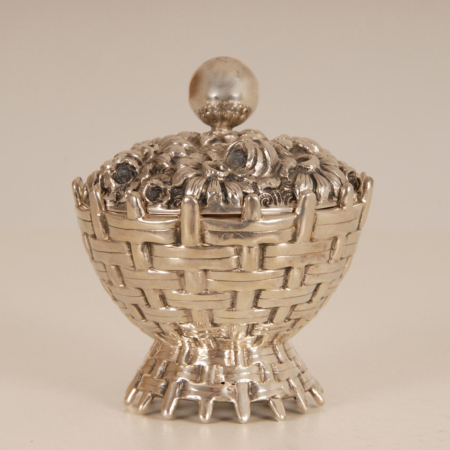 Argent Art Deco Sterling Silver Box Flower Basket Cover Gold Gilt Vermeil interior  en vente