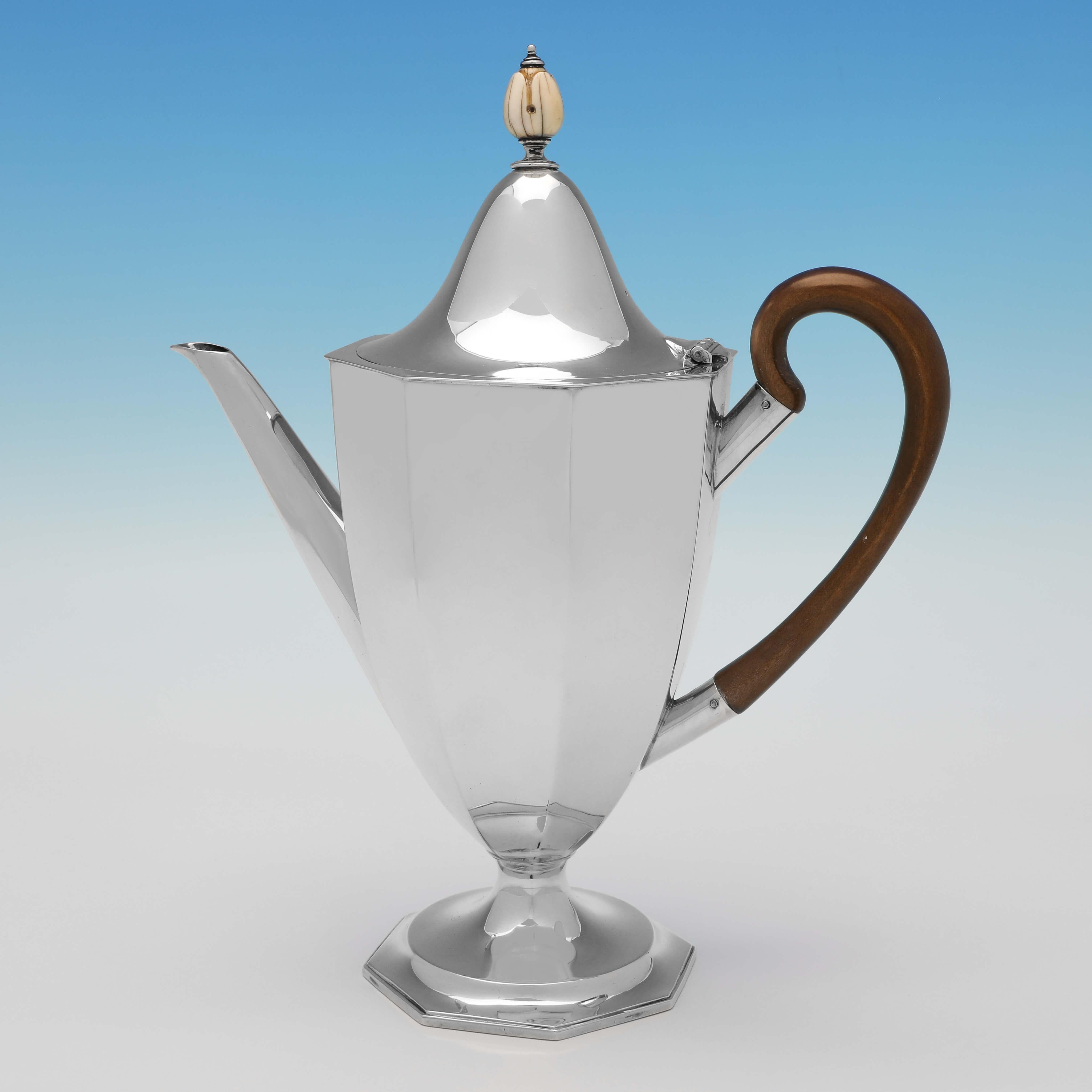 Poinçonné à Londres en 1929 par Goldsmiths & Silversmiths Co, cet élégant service à café au lait en argent sterling, de forme octogonale, est dans le goût Art Déco. Chacune mesure 25 cm de haut et 21 cm de la poignée au bec, et la paire pèse 34,9
