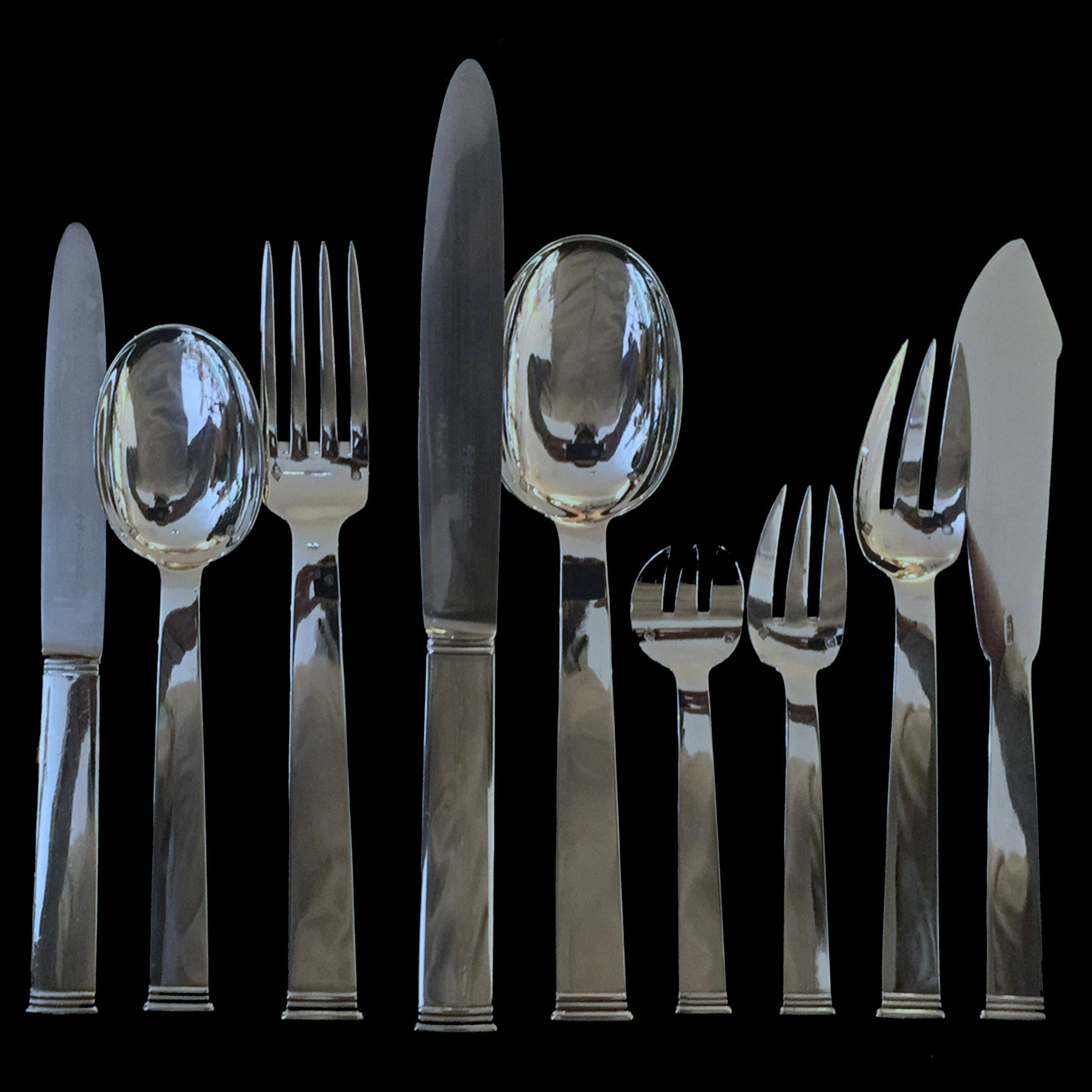 This sterling silver cutlery set Commodore pattern created by Jacques and Pierre Cardeilhac silversmiths contains 355 pieces :
24 large tablespoons
42 large table forks
35 large table knives
18 dessert spoons
36 dessert forks 
36 small knives
18