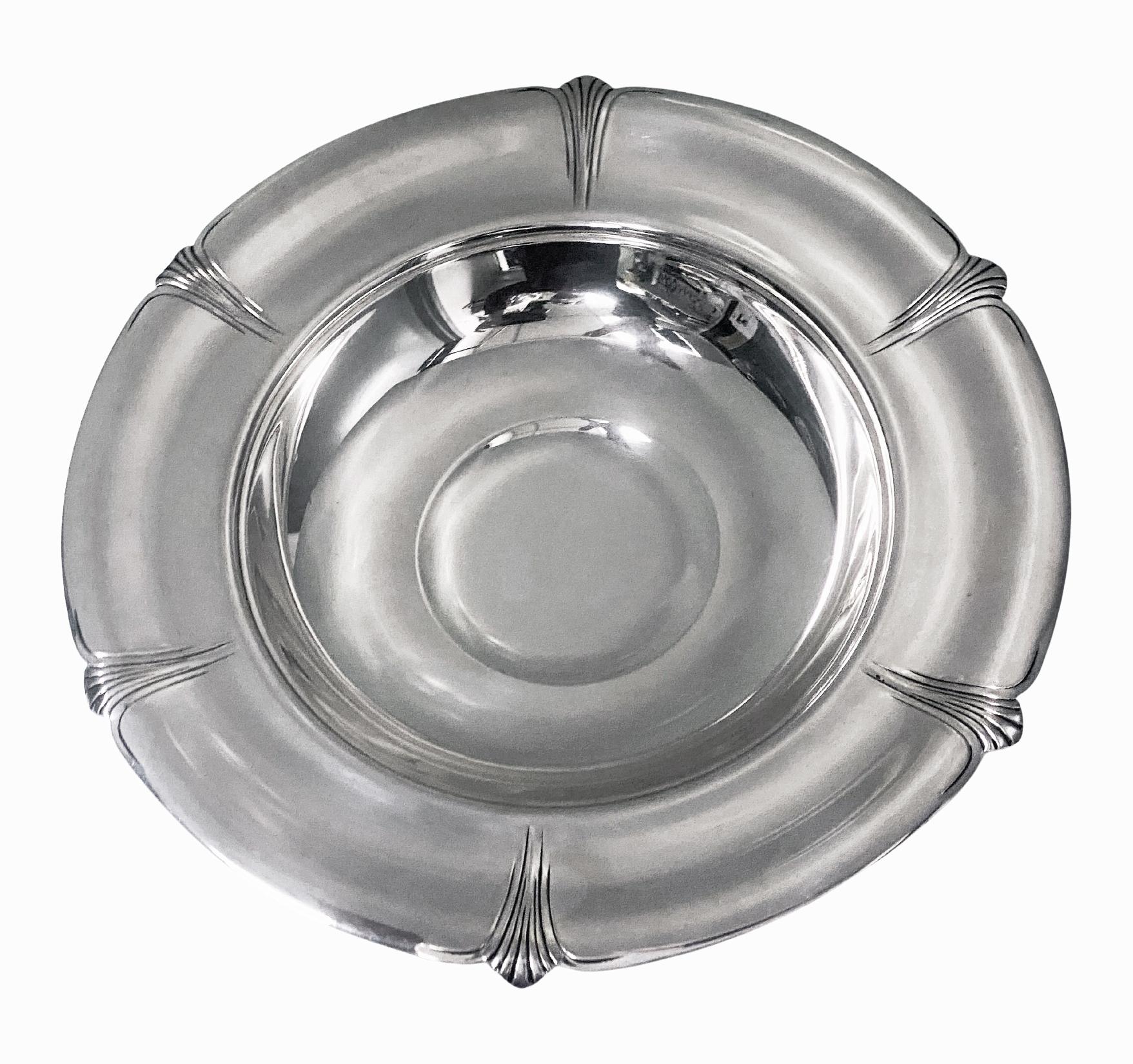 Art Deco Sterling silver centerpiece dish, International Silver Co, C.1940. The large dish on plain pedestal foot, the body with scalloped undulating plain panels and alternating slightly turned convex ribbed shell intervals. Plain welled centre. No