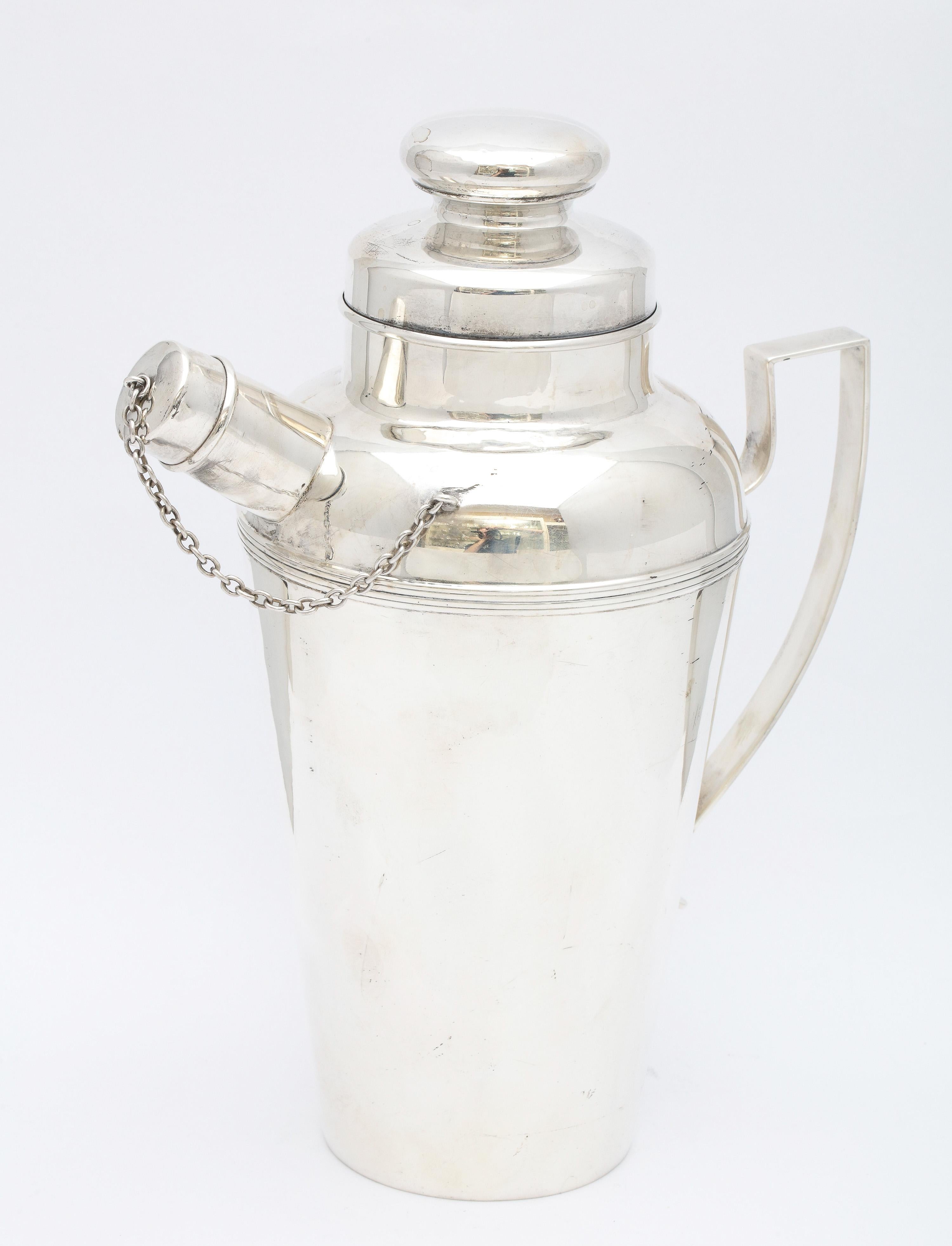 Art Deco Sterling Silver Cocktail Shaker In Good Condition For Sale In New York, NY