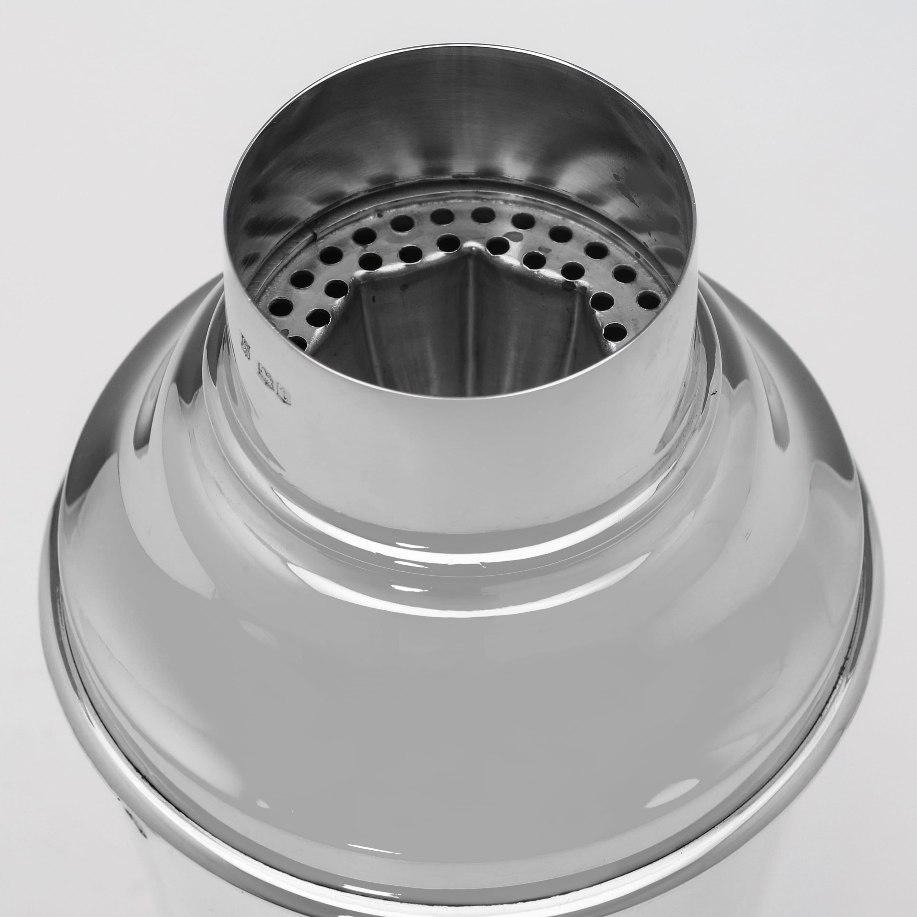 Art Deco Sterling Silver Cocktail Shaker with Citrus Strainer, Sheffield, 1936 In Good Condition For Sale In London, London