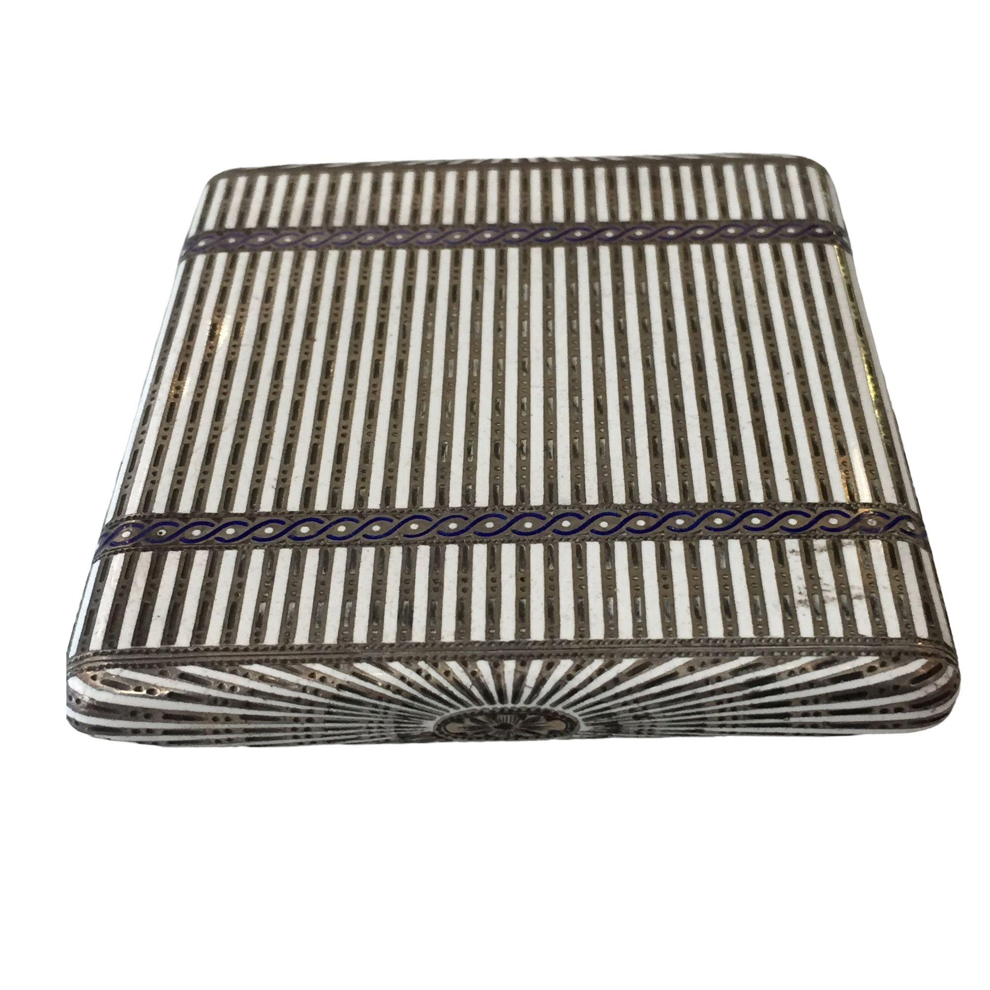 Astuccio in argento smaltato arabescato di epoca Art Deco, realizzato dal famoso designer danese Aage Hjalmer Steenberg nel 1934. L'astuccio presenta un frontale inciso a mano con smalto bianco e blu, con un'unica cerniera per facilitare