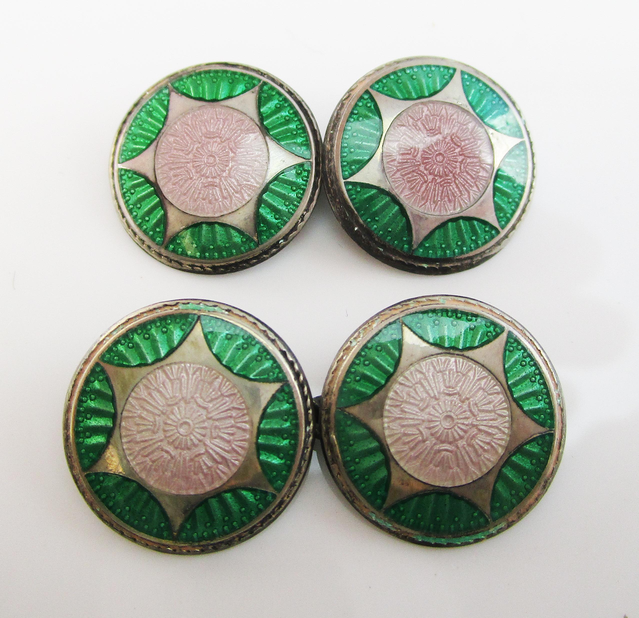 These fantastic Deco cufflinks are in sterling silver and feature an elegant round design decorated with a green and white enamel star pattern! The panels each have a six-pointed silver star surrounded by a green enamel field and filled with a white