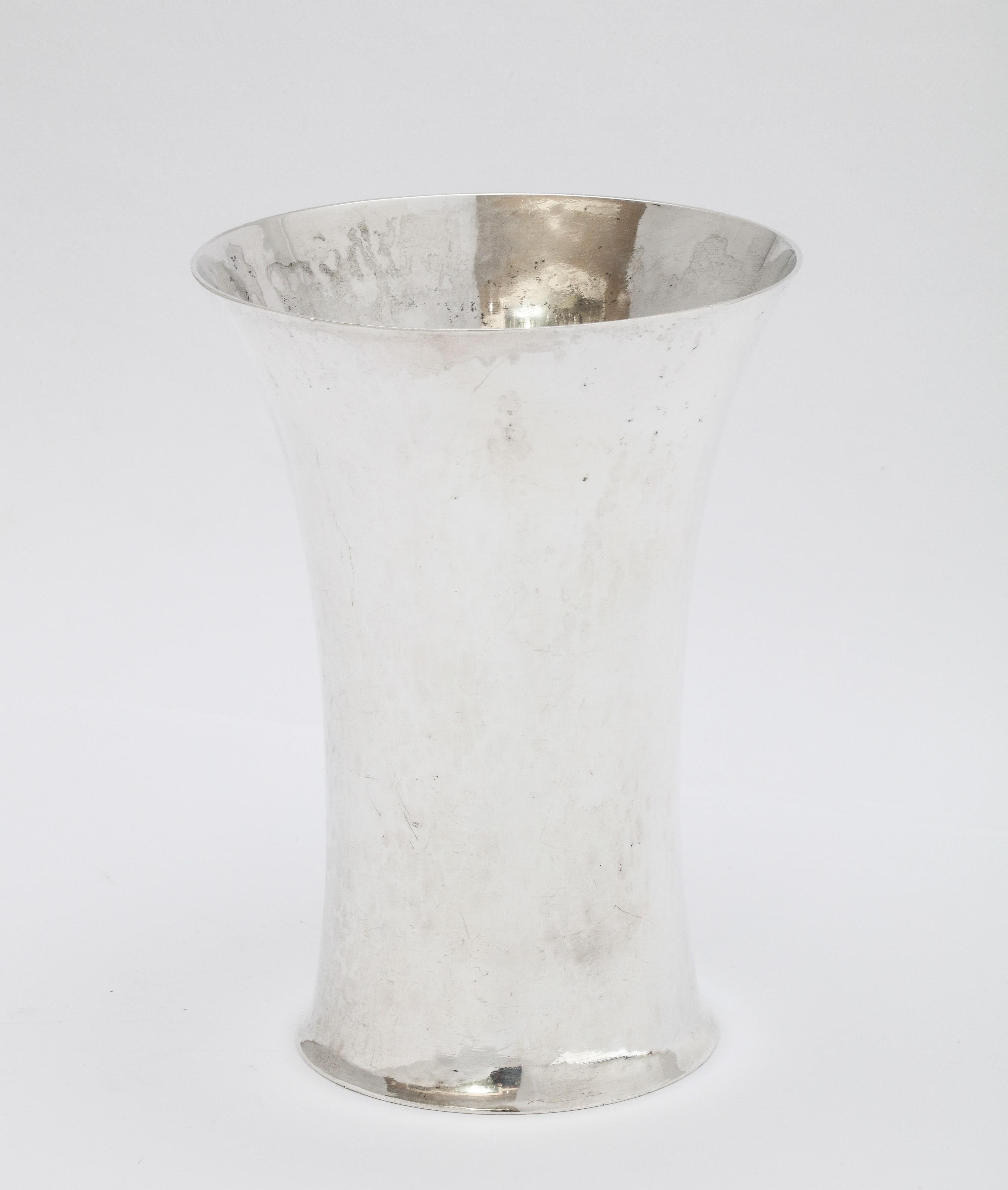 Art Deco Sterling Silver Hand Hammered Beaker/Vase by Hugo Bohm For Sale 5