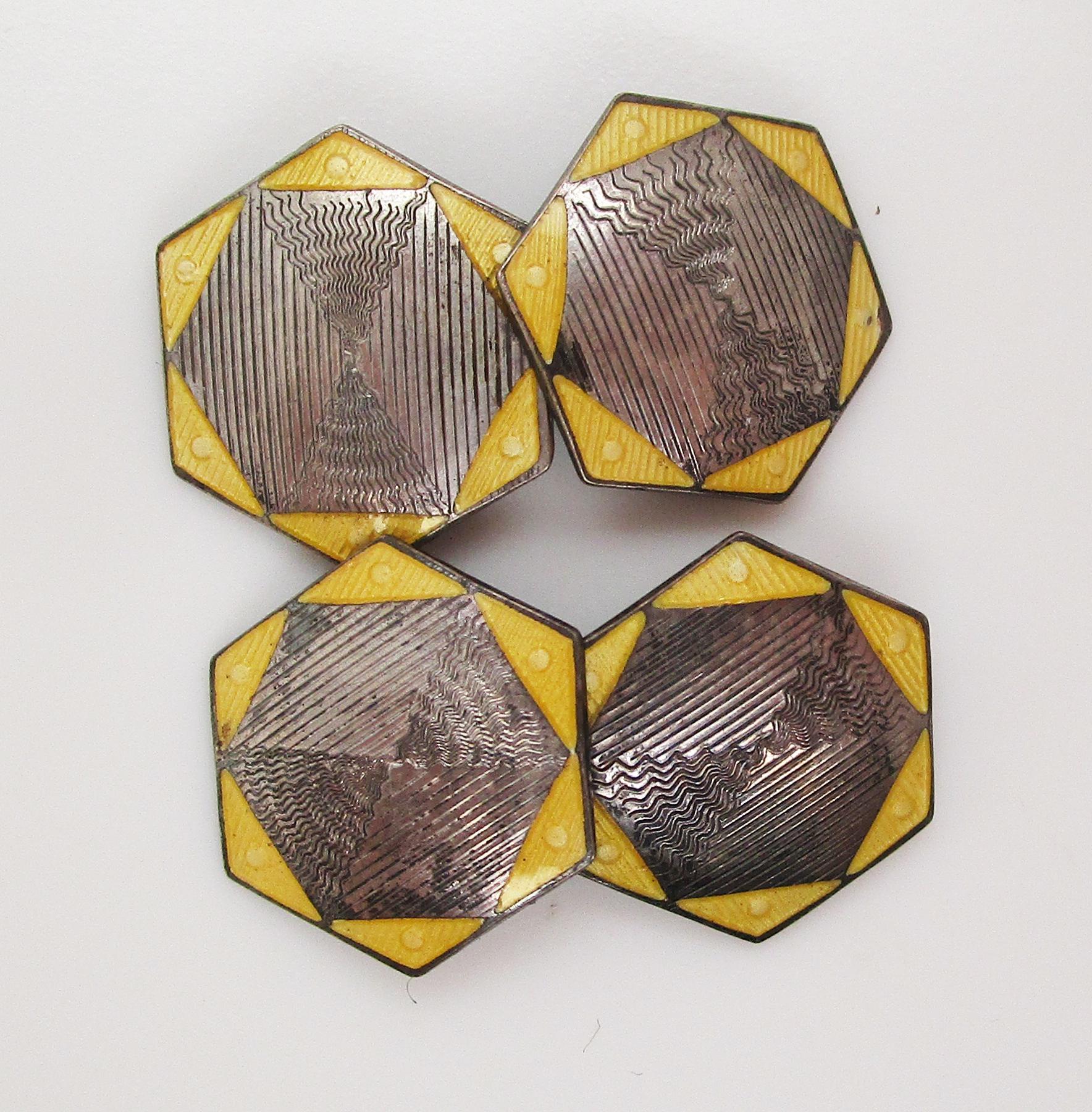 Dies ist ein fantastisches Paar Deko-Manschettenknöpfe aus Sterlingsilber mit einer einzigartigen sechseckigen Form und leuchtend gelber Emaille! Die Mitte jeder Platte ist mit subtilen Details graviert und von Dreiecken aus gelber Emaille