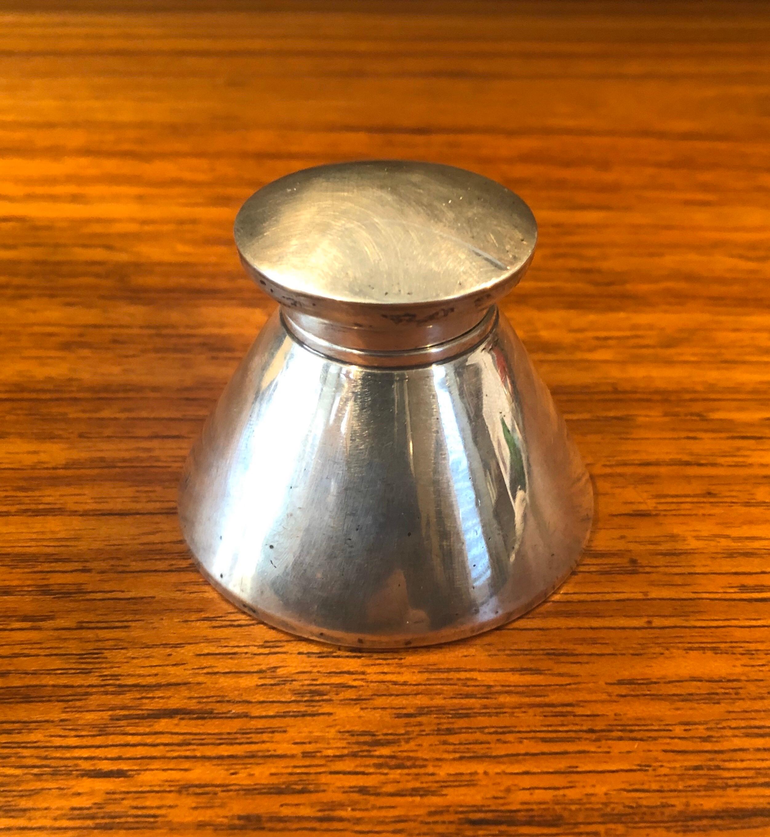 Art Deco sterling silver inkwell by John & William Deakin of Chester, England, circa 1921. The inkwell has a single back hinge to open the lid and a saucer cap as well as the original glass liner. Fine condition and rich patina.



  