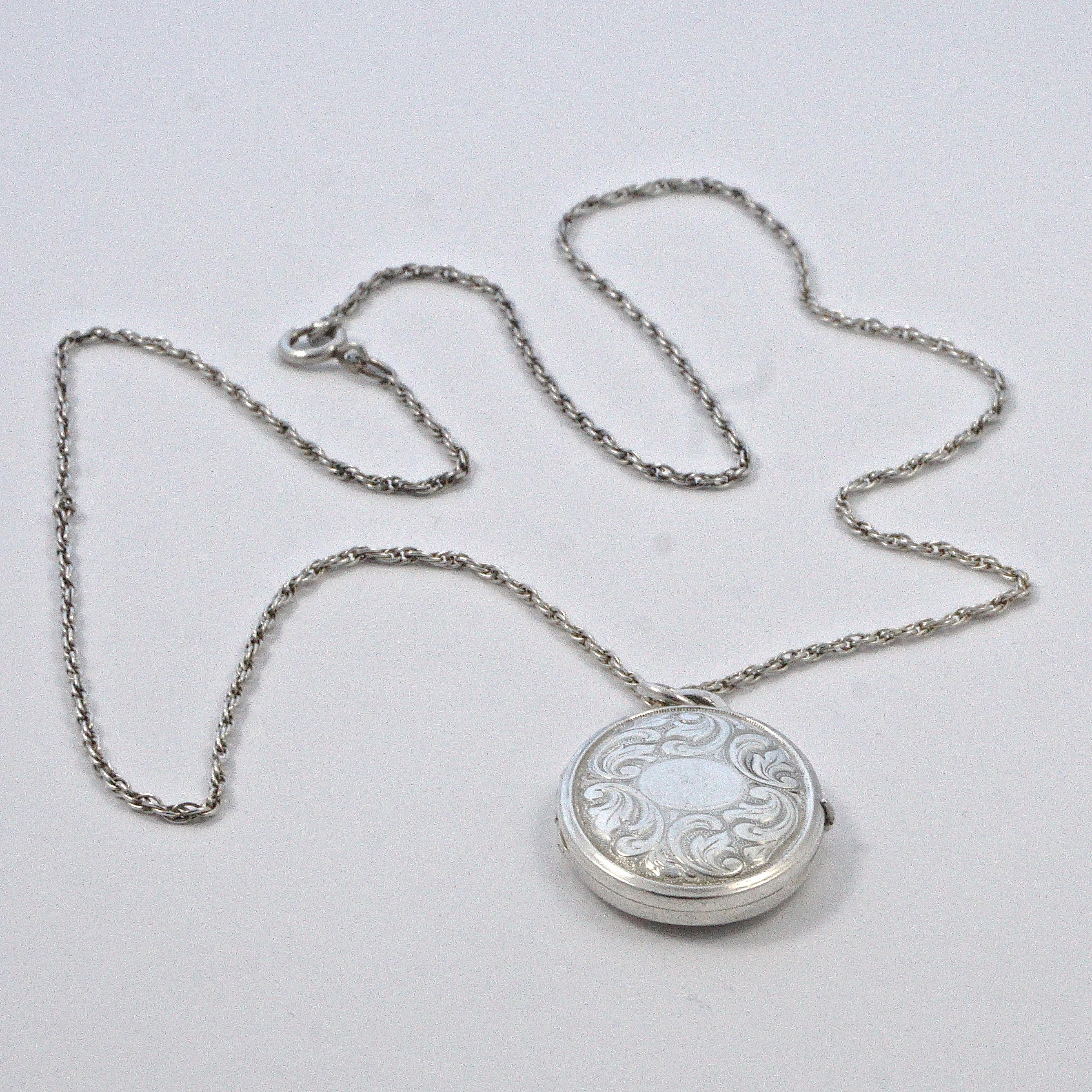 Art Deco Sterling Silver Leaves Oval Locket with Prince of Wales Chain  In Good Condition In London, GB