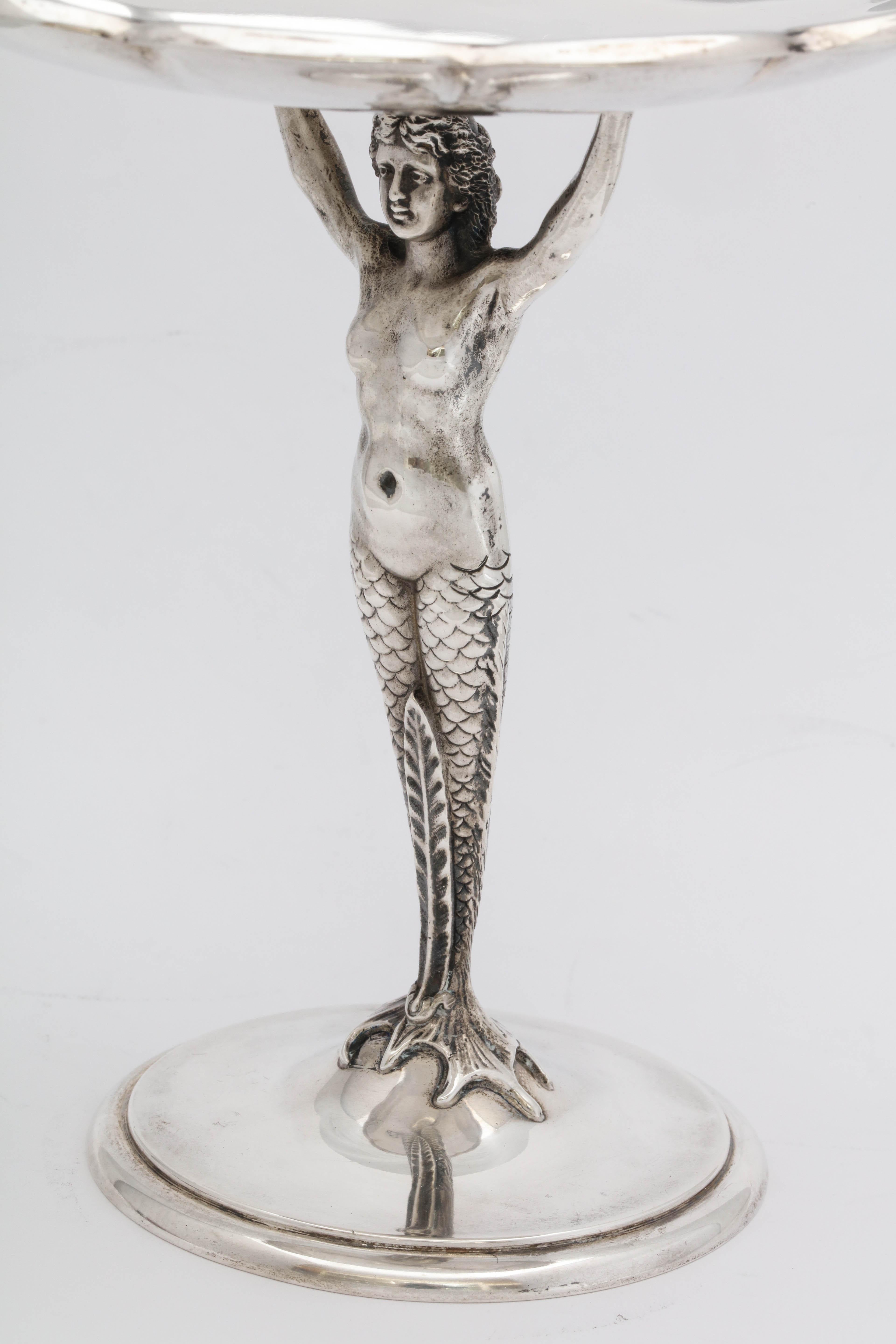 Figurale Meerjungfrauen-Tazza aus Sterlingsilber im Art déco-Stil (amerikanisch)
