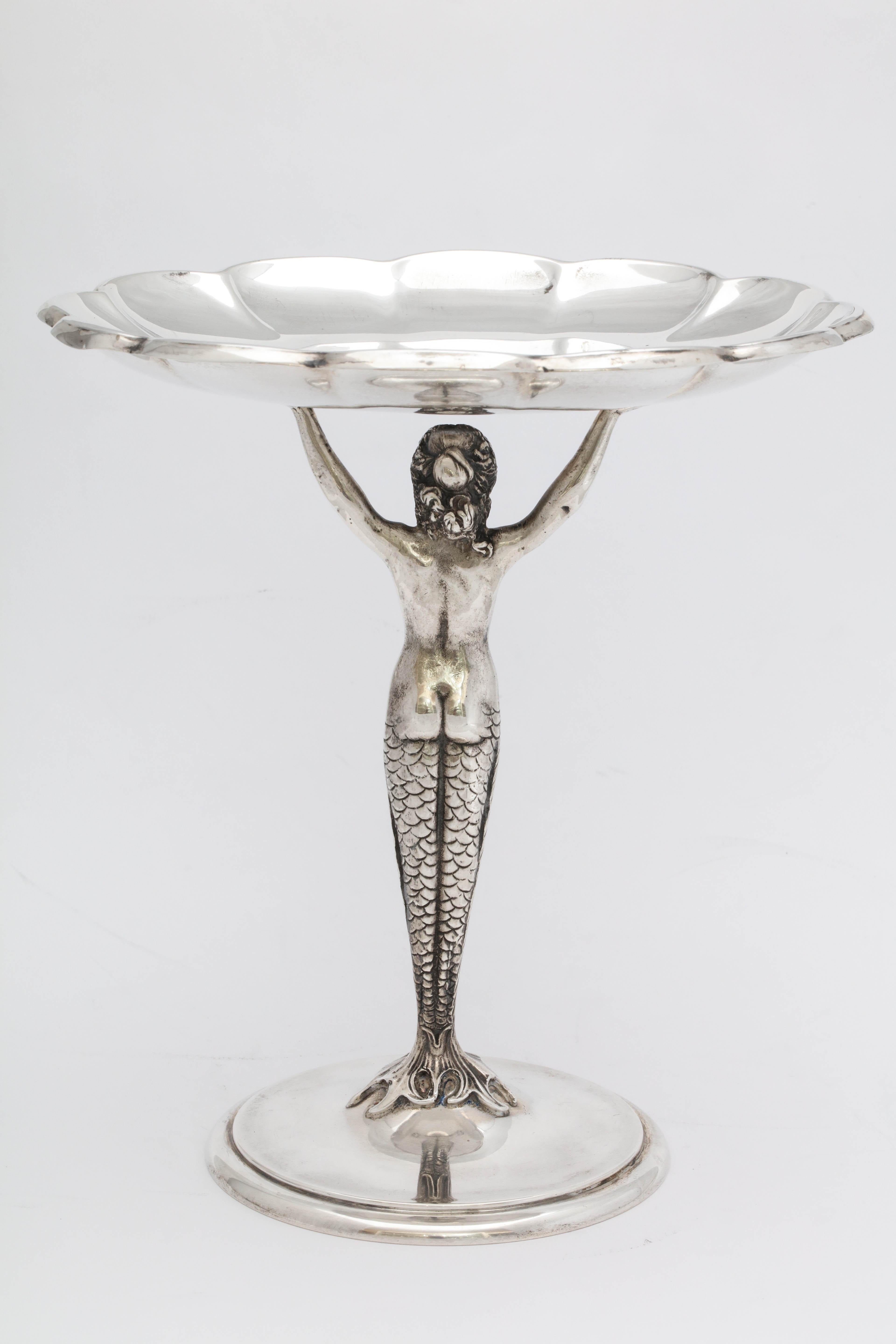 Figurale Meerjungfrauen-Tazza aus Sterlingsilber im Art déco-Stil (Mitte des 20. Jahrhunderts)