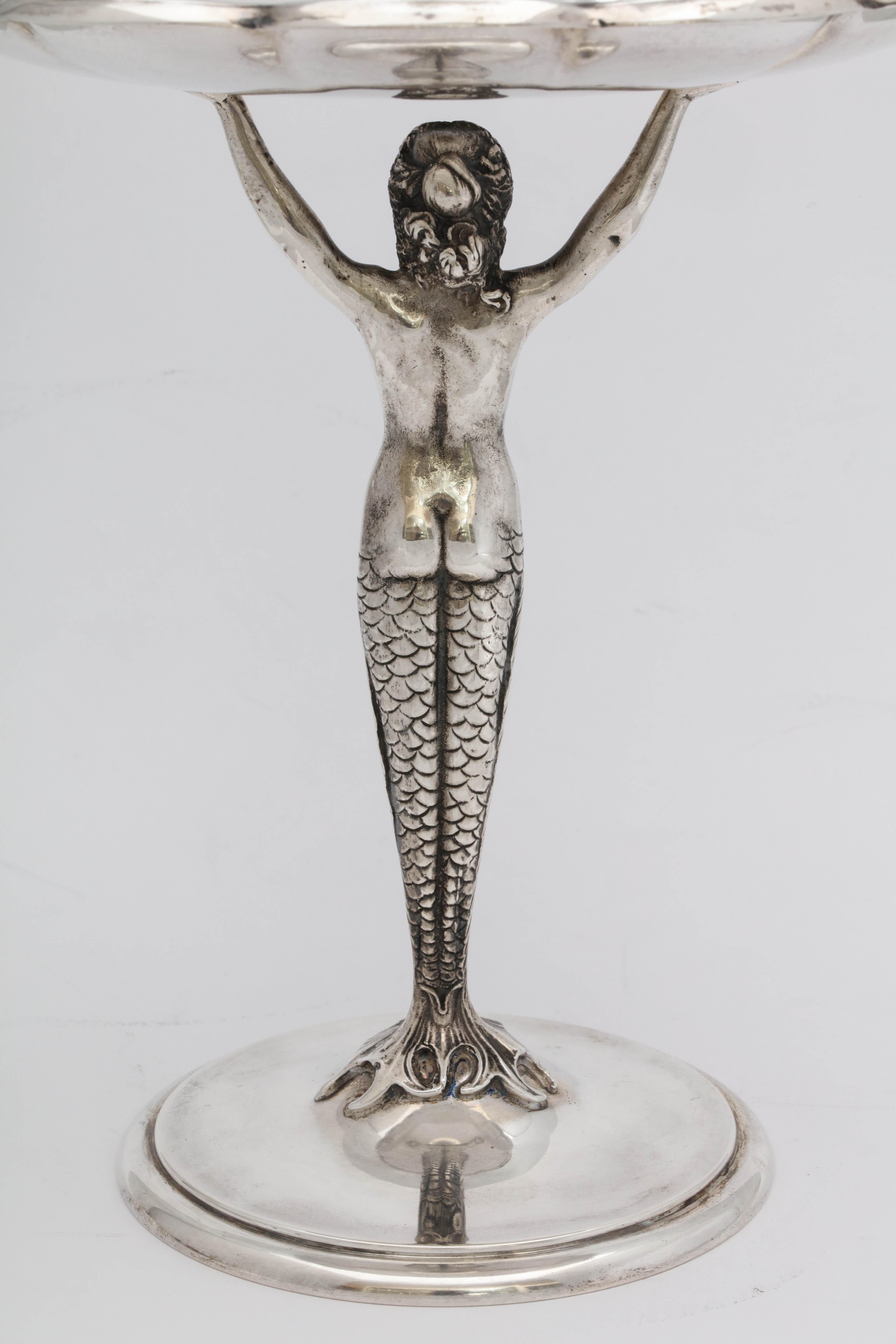 Figurale Meerjungfrauen-Tazza aus Sterlingsilber im Art déco-Stil 1