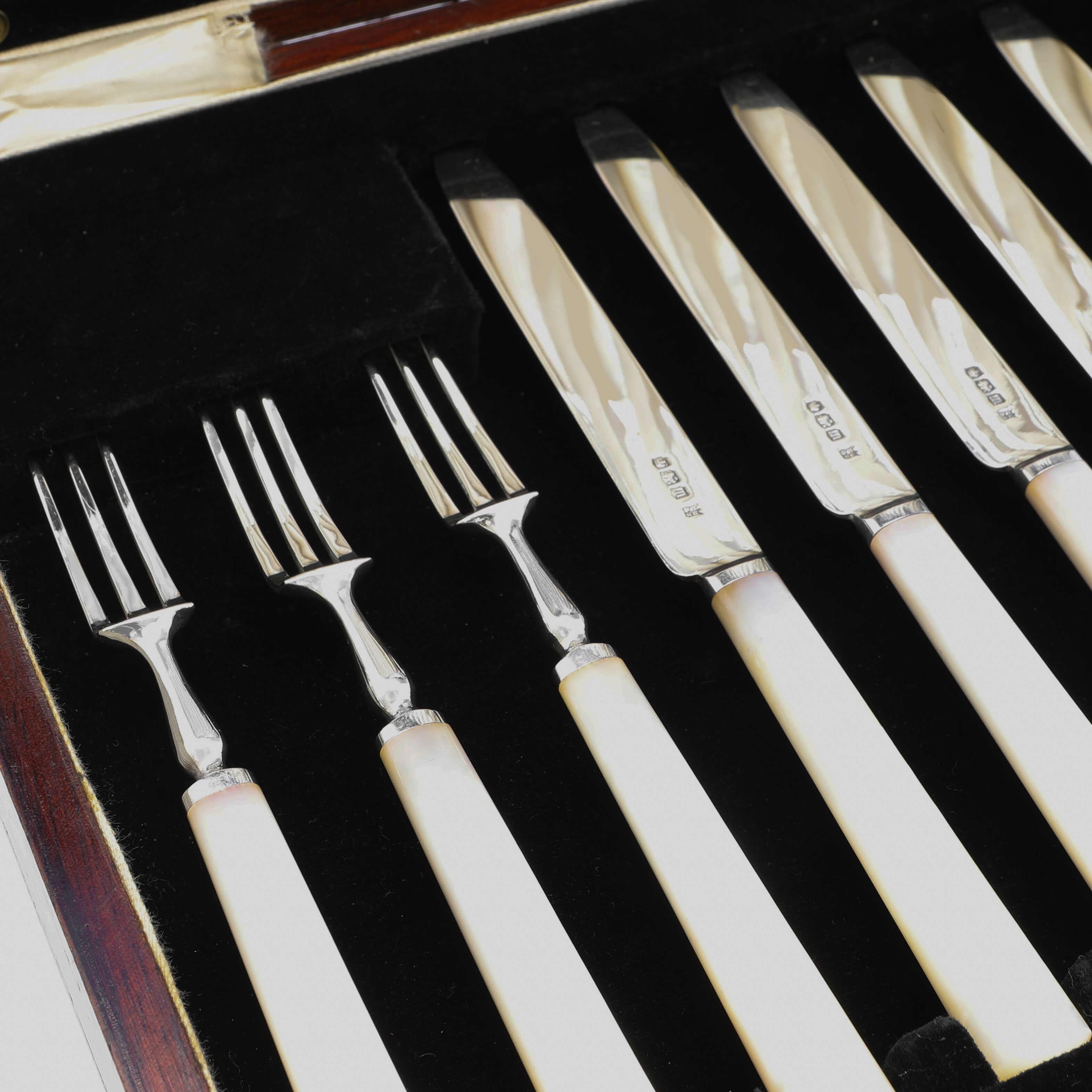 Hallmarked in Sheffield in 1929 by Cooper Brothers & Sons, this very elegant, Mother of Pearl & Sterling Silver Dessert Set, is plain in design, and is presented in its original box. 

Each knife measures 8