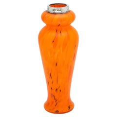 Orange Art-Deco-Knospenvase aus Kunstglas mit Sterlingsilber