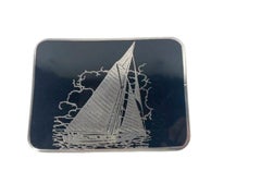 Caja de cigarrillos Art Decó de plata de ley con incrustaciones de cristal negro y motivo de velero