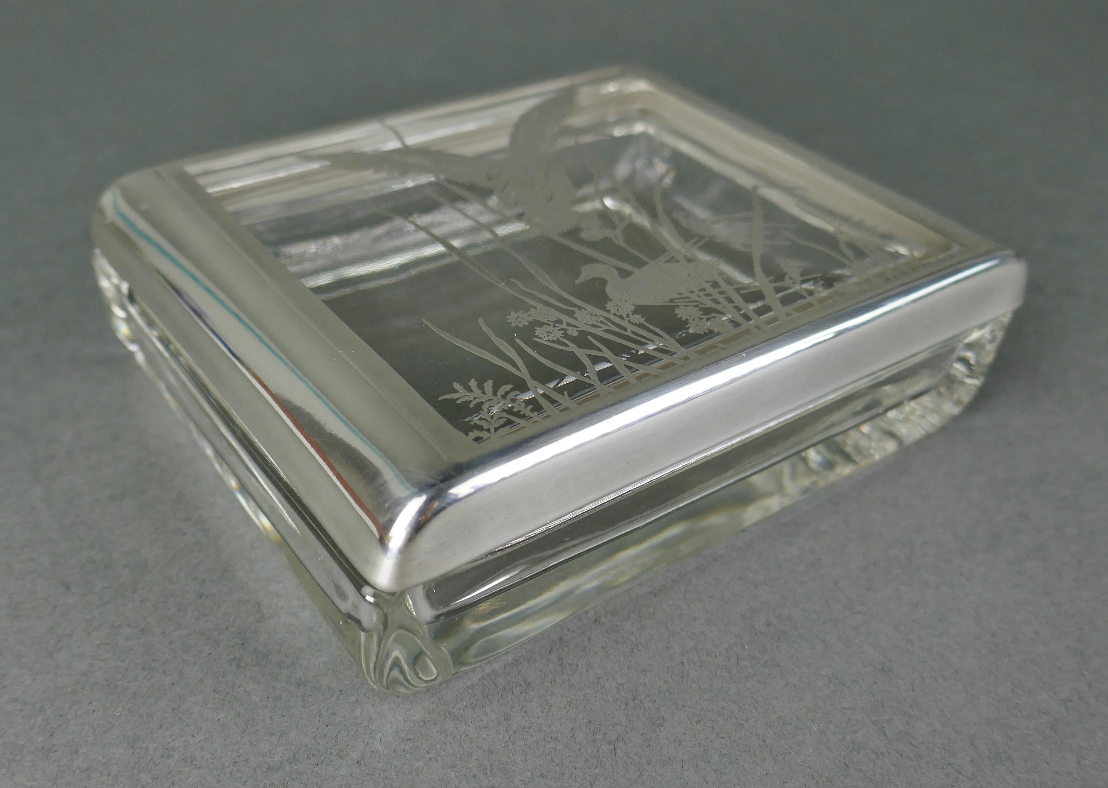 Caja de plata de ley de los años 40 con decoración de patos en un estanque. Perfecto para el aficionado a las aves acuáticas, la cabaña o la decoración de un pabellón de caza. 