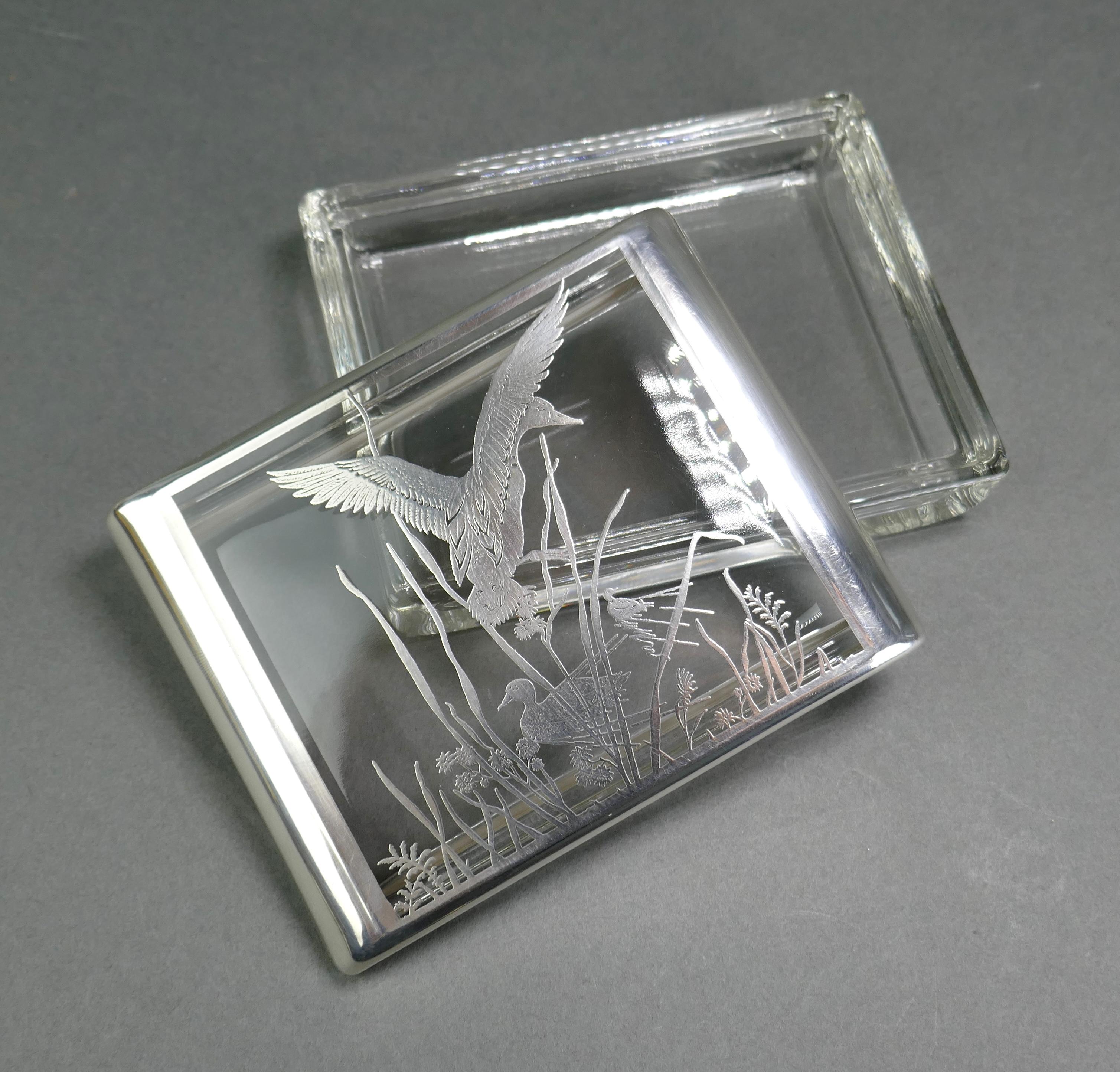Caja de escritorio para cigarrillos Art Déco de plata de ley sobrepuesta Patos escénicos en un estanque Art Decó en venta
