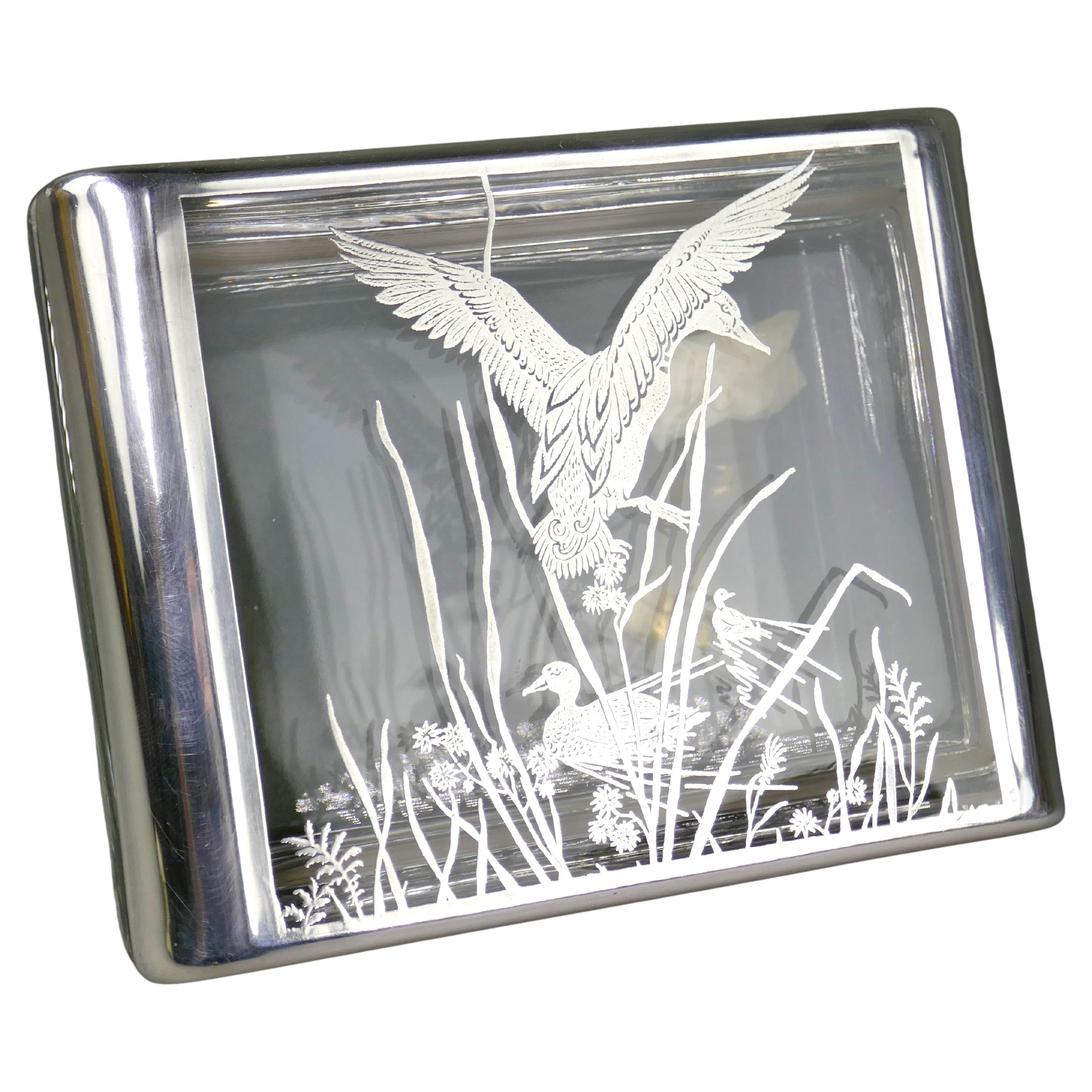 Caja de escritorio para cigarrillos Art Déco de plata de ley sobrepuesta Patos escénicos en un estanque en venta