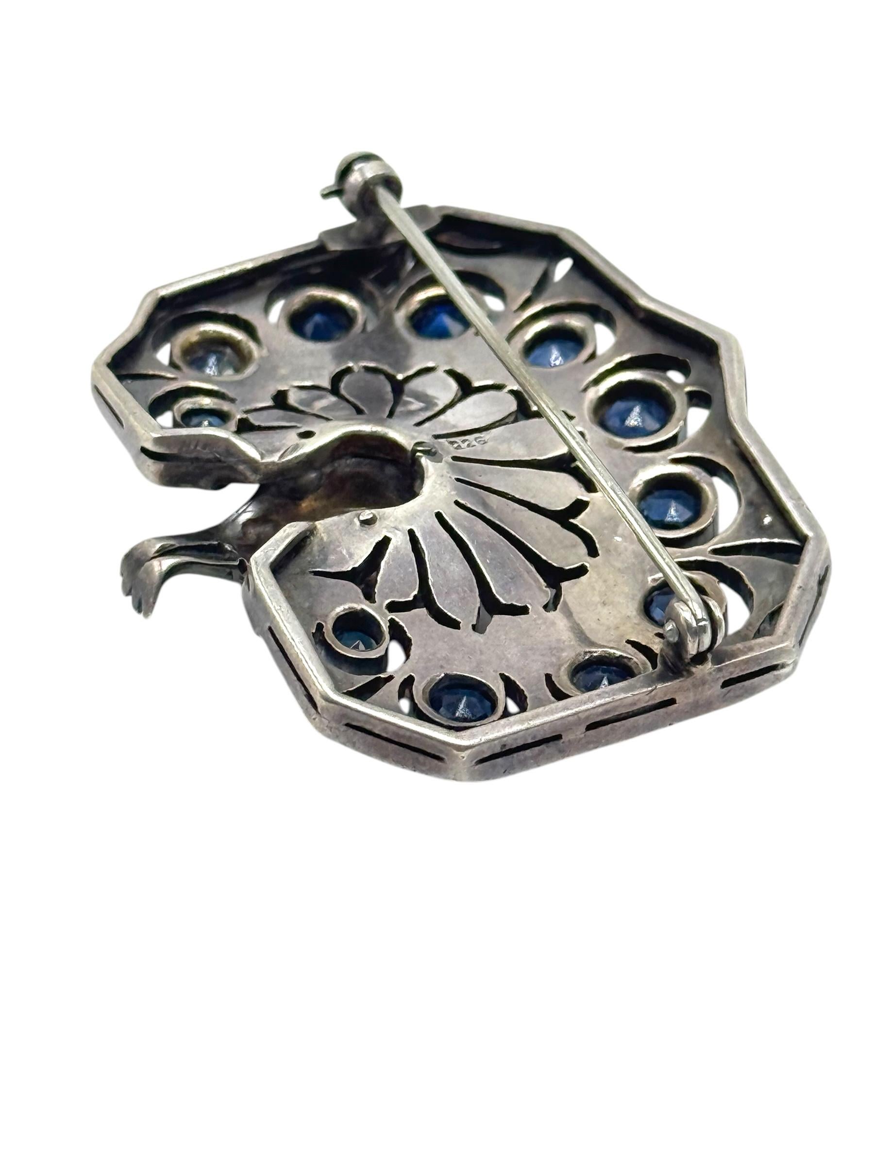 Broche paon Art déco en argent sterling avec pierres de pâte colorées, c. 1920 Unisexe en vente