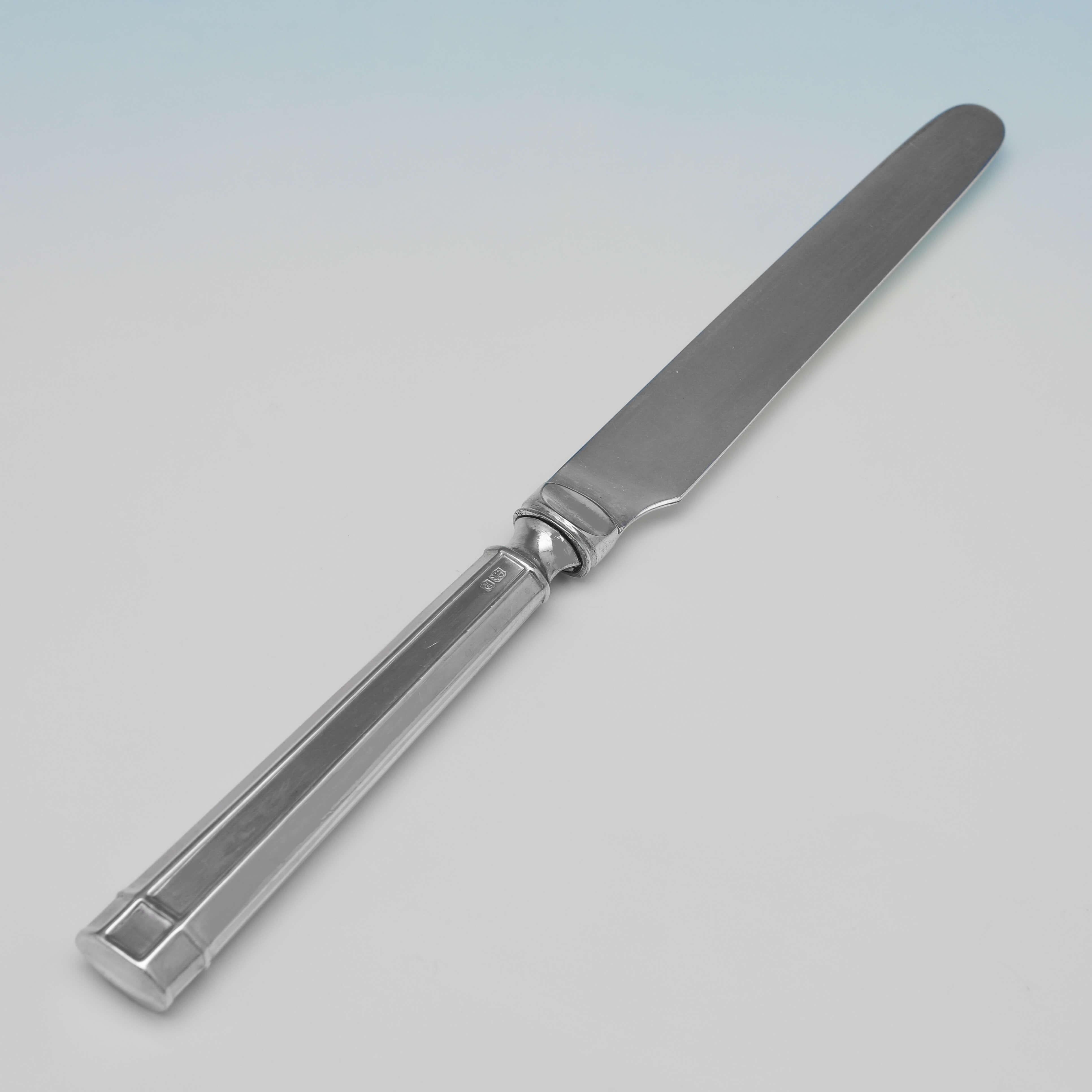 Questo bel set di 12 coltelli da burro in argento Sterling, con marchio di fabbrica di Sheffield Silver Co. del 1932, è presentato nella sua scatola originale ed è di gusto Art déco. 

Ogni coltello misura 7,25