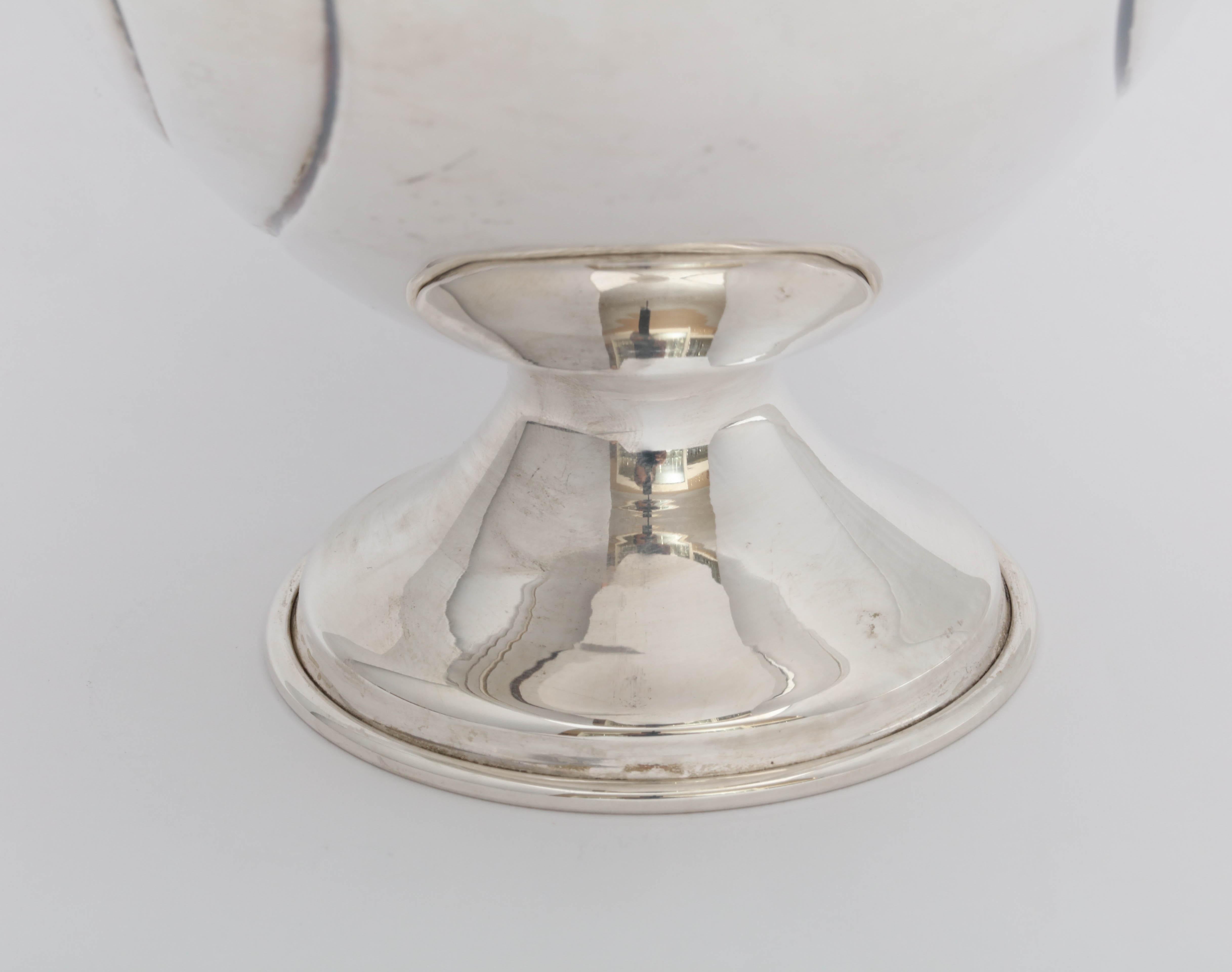 Cestino da tavolo in argento Sterling Art Deco con base su piedistallo In condizioni ottime in vendita a New York, NY